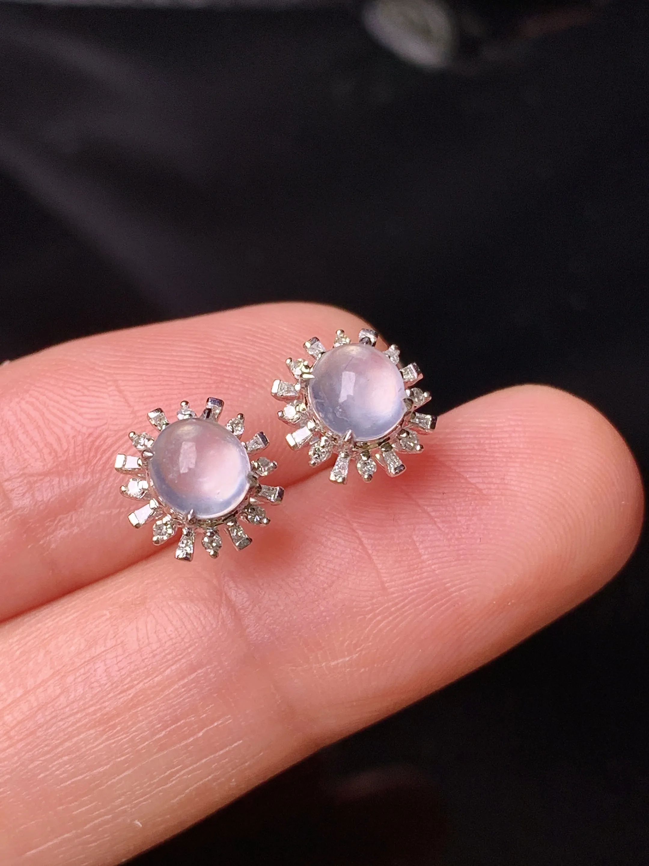 18k金钻镶嵌冰种蛋面耳钉 玉质细腻 色泽艳丽清新 整体尺寸8.8*8.2*6.2