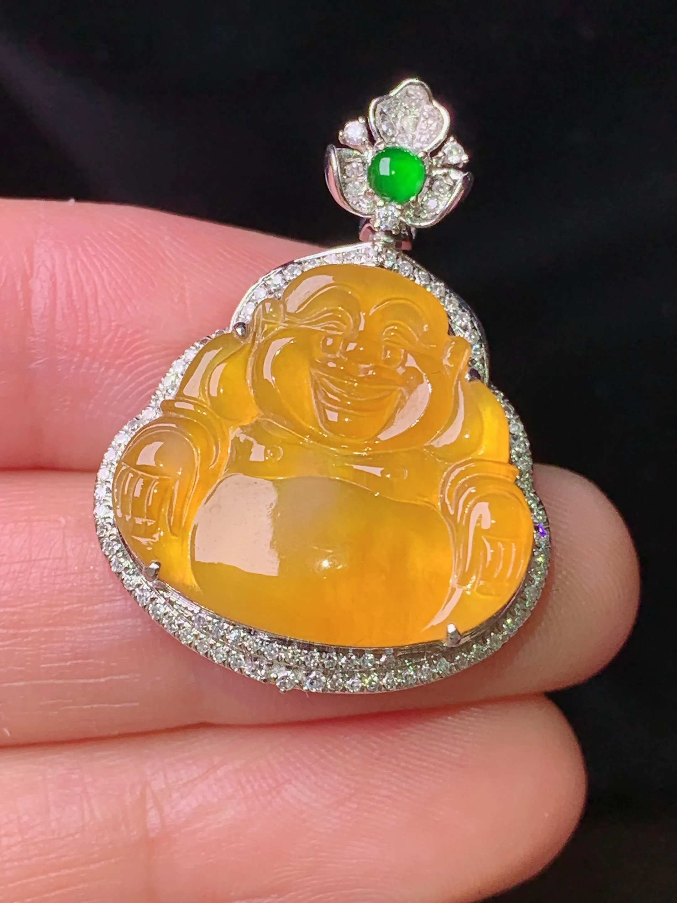 18k金钻镶嵌黄翡佛公吊坠 玉质细腻 色泽艳丽清新 整体尺寸31.5*23*8