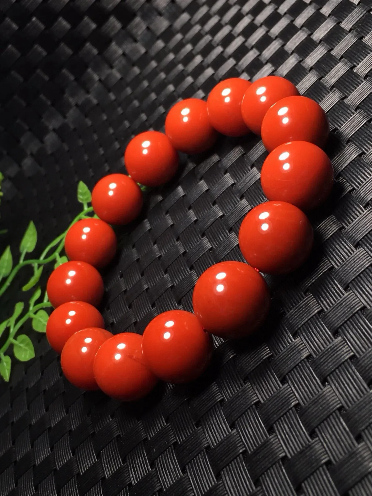 天然川料南红单圈手链  满色满肉柿子红 颜色油润艳丽尺寸:15mm  南红古称南红＂赤玉＂赤玉内敛端庄 且有财运亨通寓意 送礼 自戴 非常百搭 同款随机发