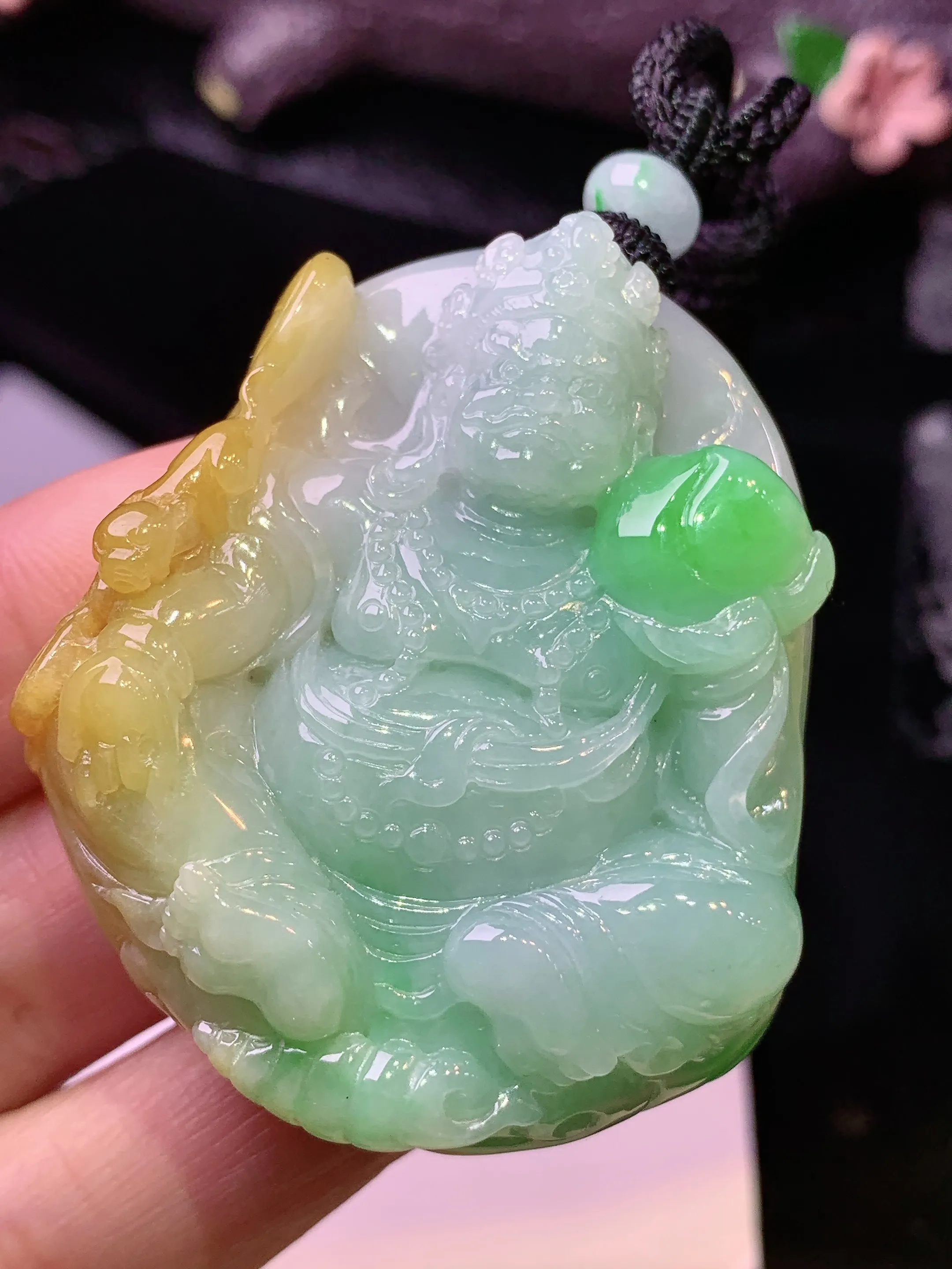 飘黄绿黄财神吊坠 玉质细腻 色泽艳丽清新 整体尺寸48.2*42*13