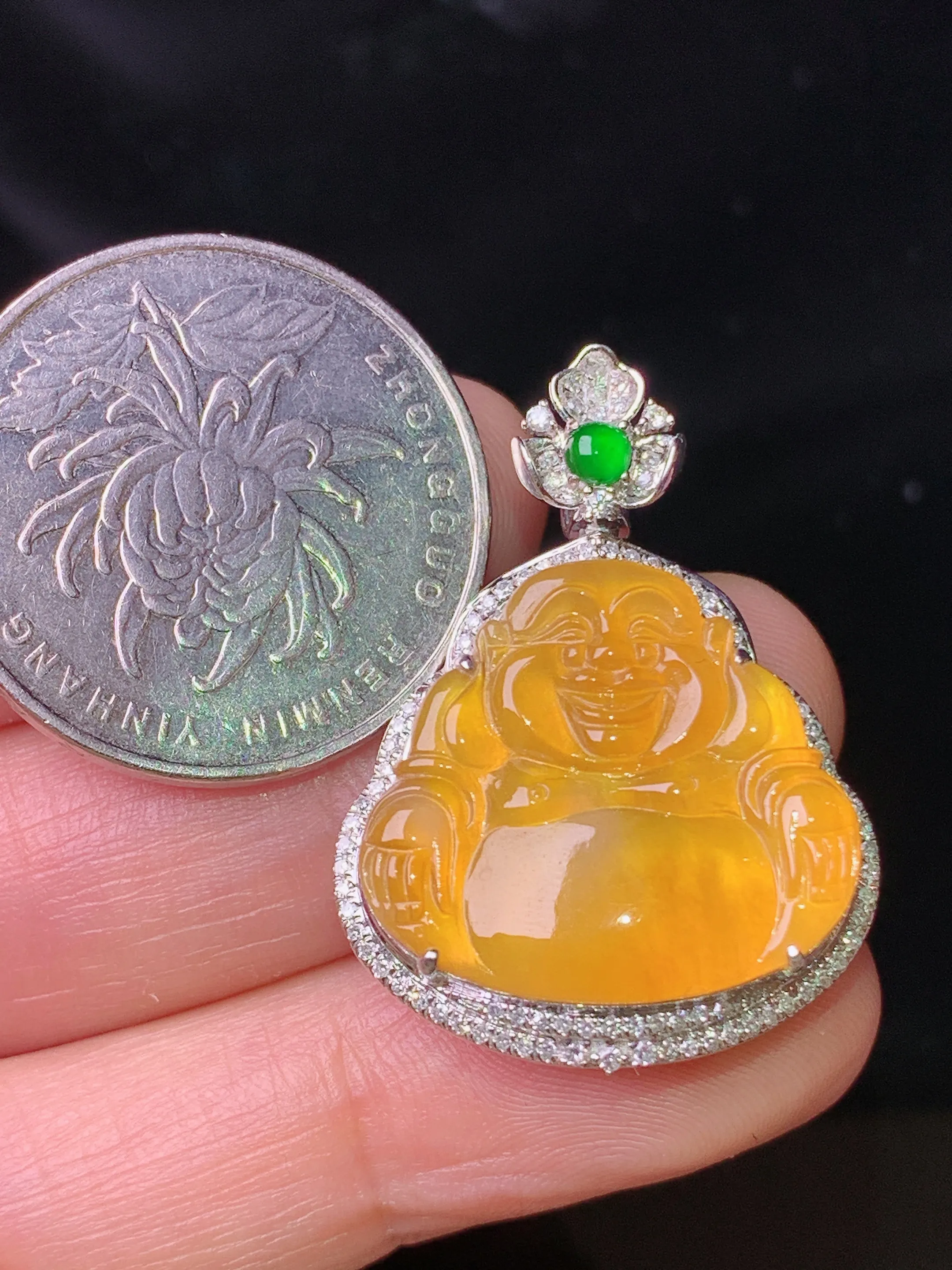 18k金钻镶嵌黄翡佛公吊坠 玉质细腻 色泽艳丽清新 整体尺寸31.5*23*8