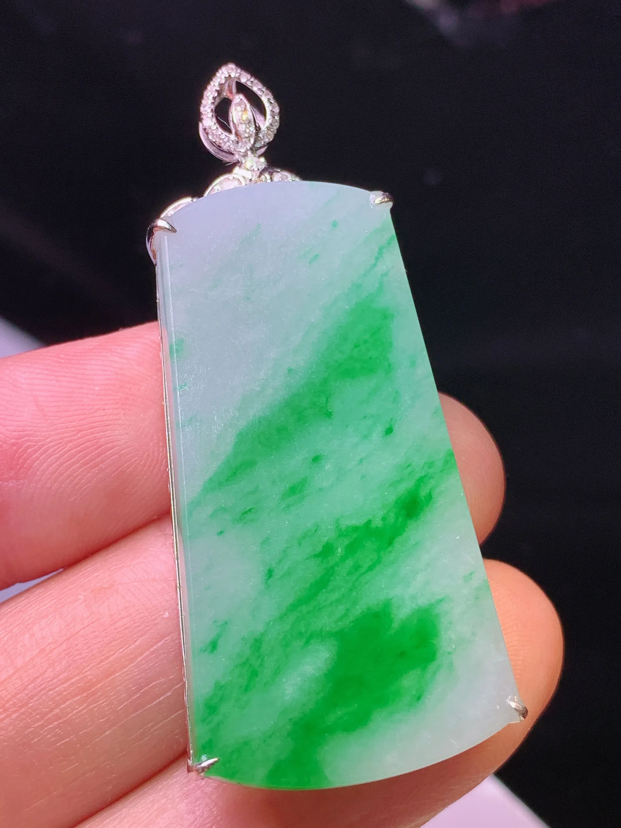 18k金钻镶嵌飘绿无事牌吊坠 玉质细腻 色泽艳丽清新 整体尺寸48.7*21.3*6.2