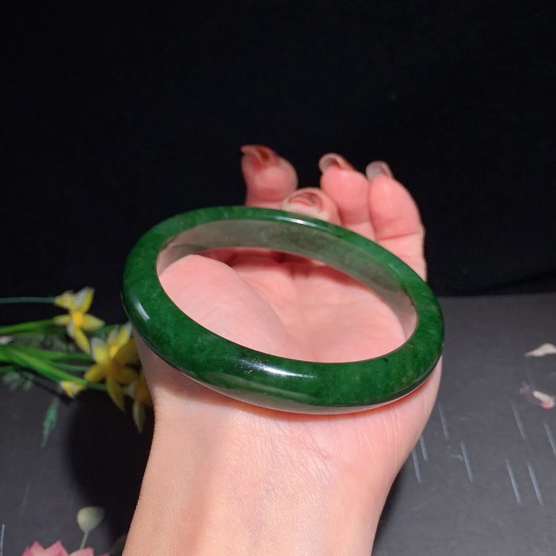 和田玉64圈口菠菜绿碧玉手镯！圈口64宽12重54.8克，玉质细腻油润 底色纯净 无纹裂 脂粉好，品质高