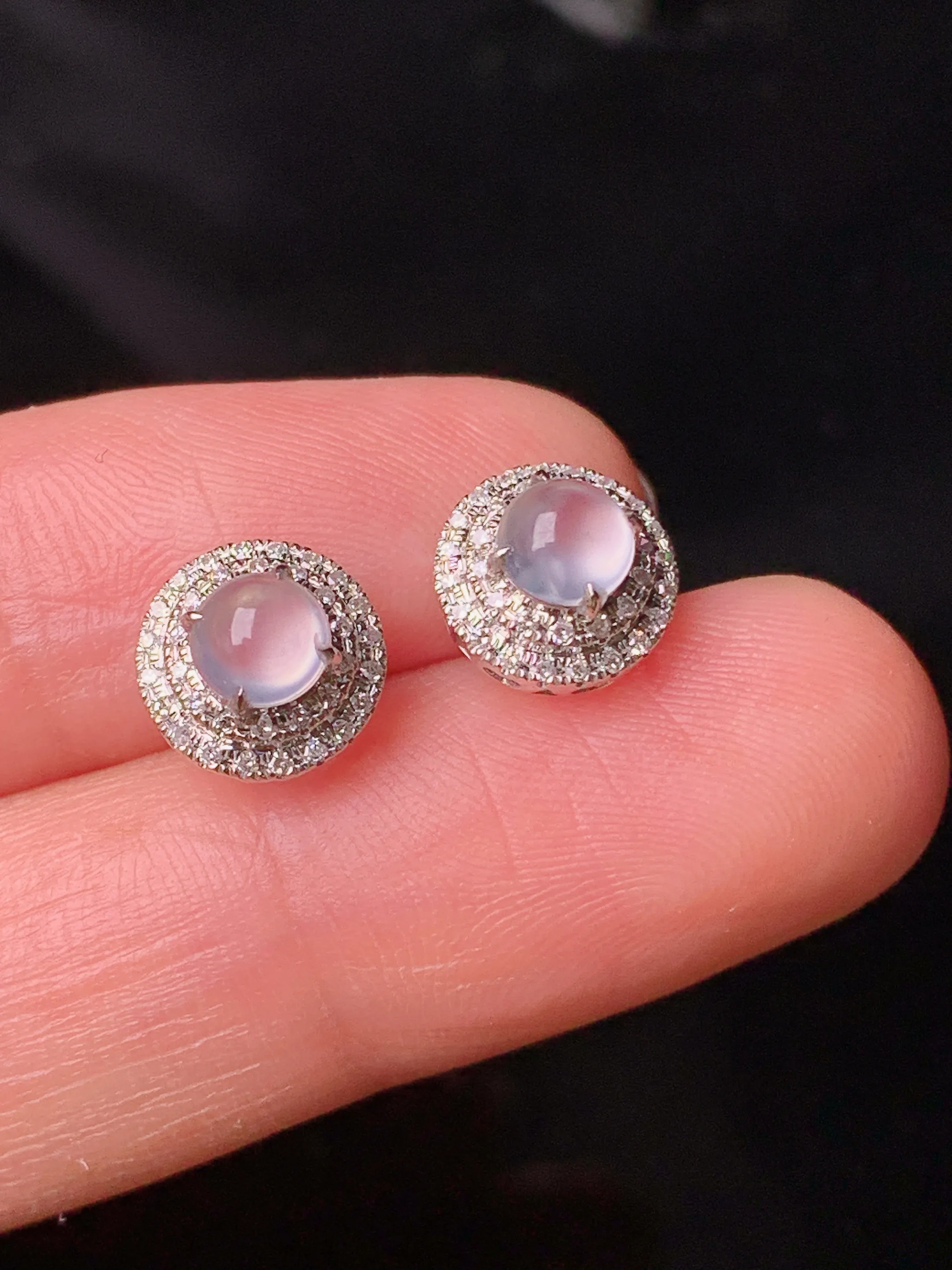 18k金钻镶嵌冰种蛋面耳钉 玉质细腻 色泽艳丽清新 整体尺寸8.5*6