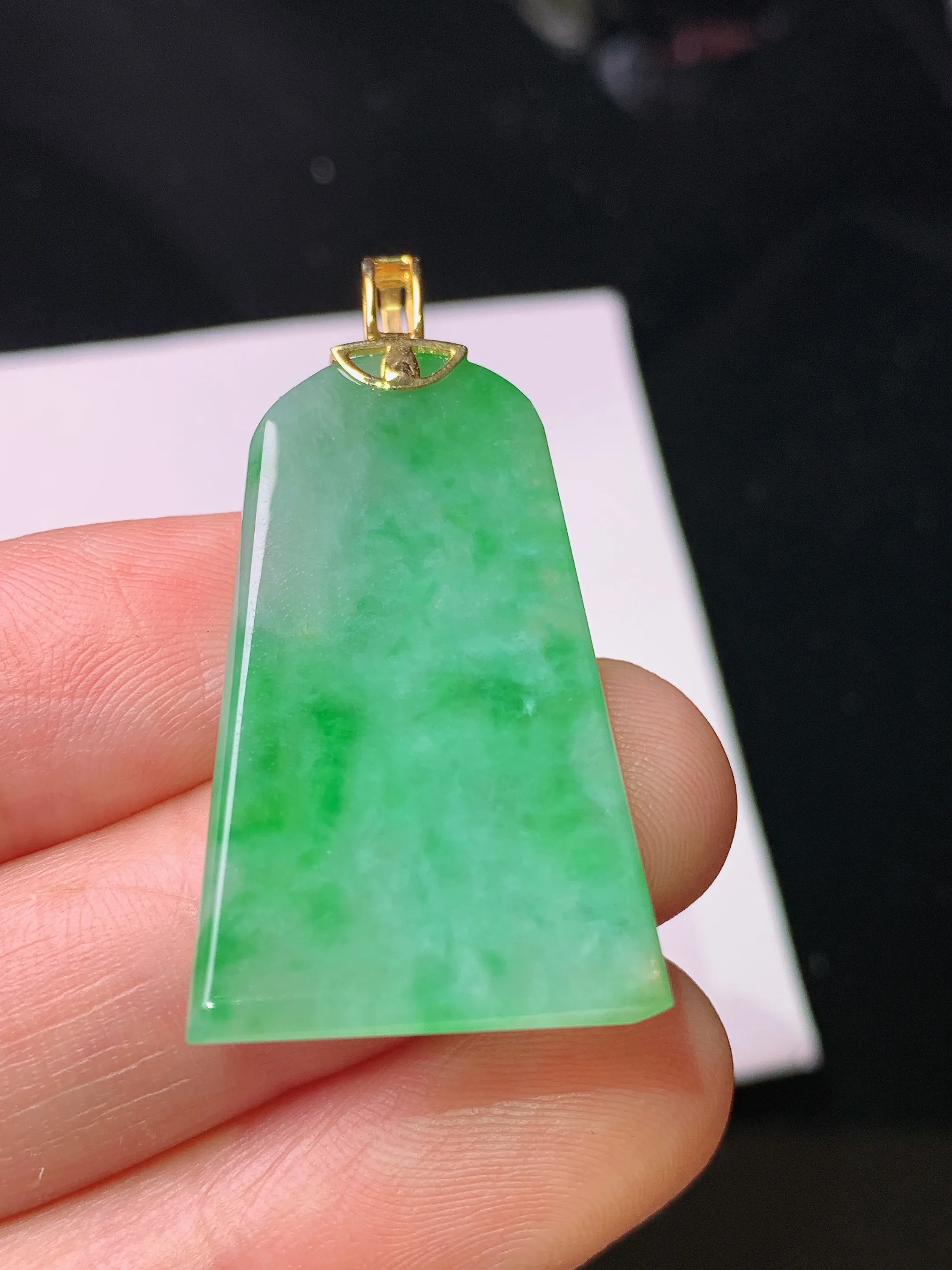 18k金钻镶嵌飘绿无事牌吊坠 玉质细腻 色泽艳丽清新 整体尺寸38.8*19*3.5