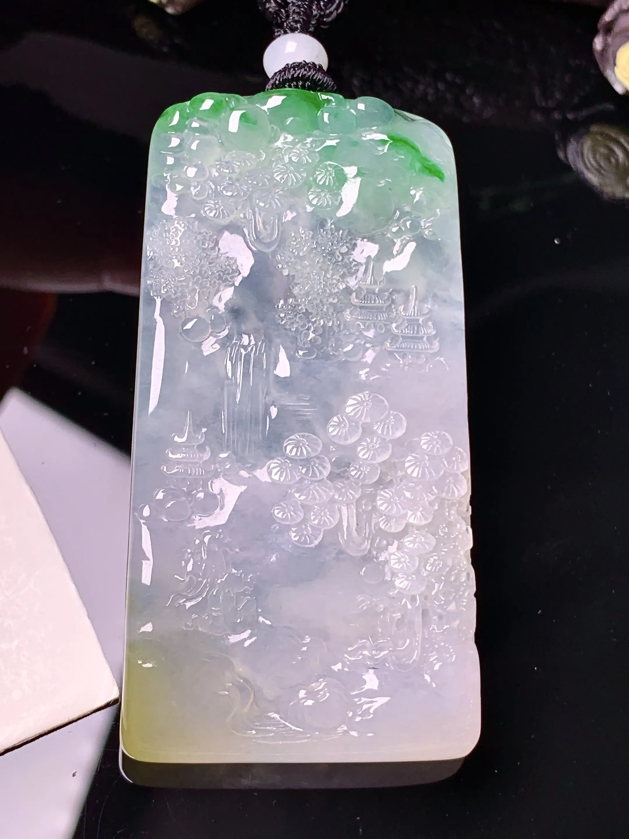 18k金钻镶嵌飘黄绿山水牌吊坠 玉质细腻 色泽艳丽清新 整体尺寸59*31*6.3