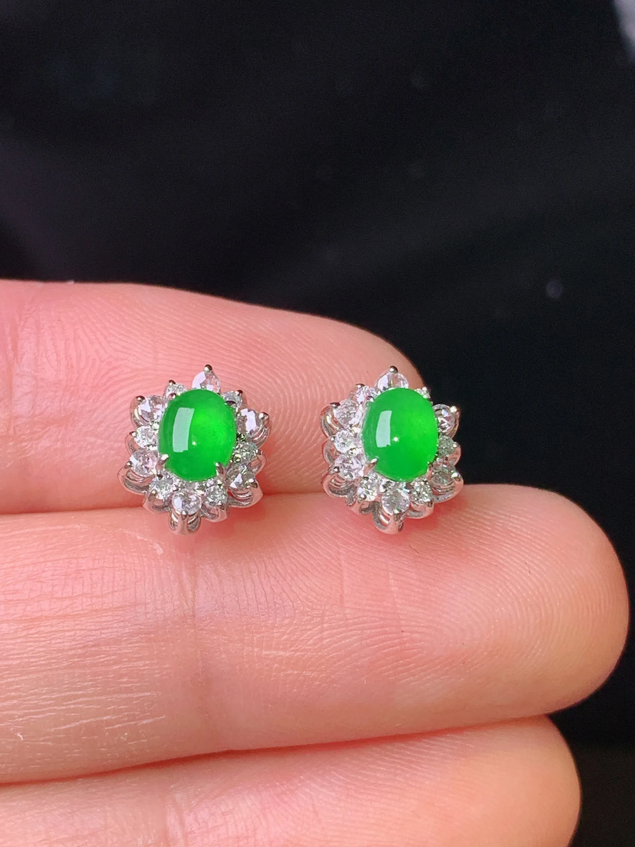 18k金钻镶嵌满绿蛋面耳钉 玉质细腻 色泽艳丽清新 整体尺寸9.3*7.6*5.8