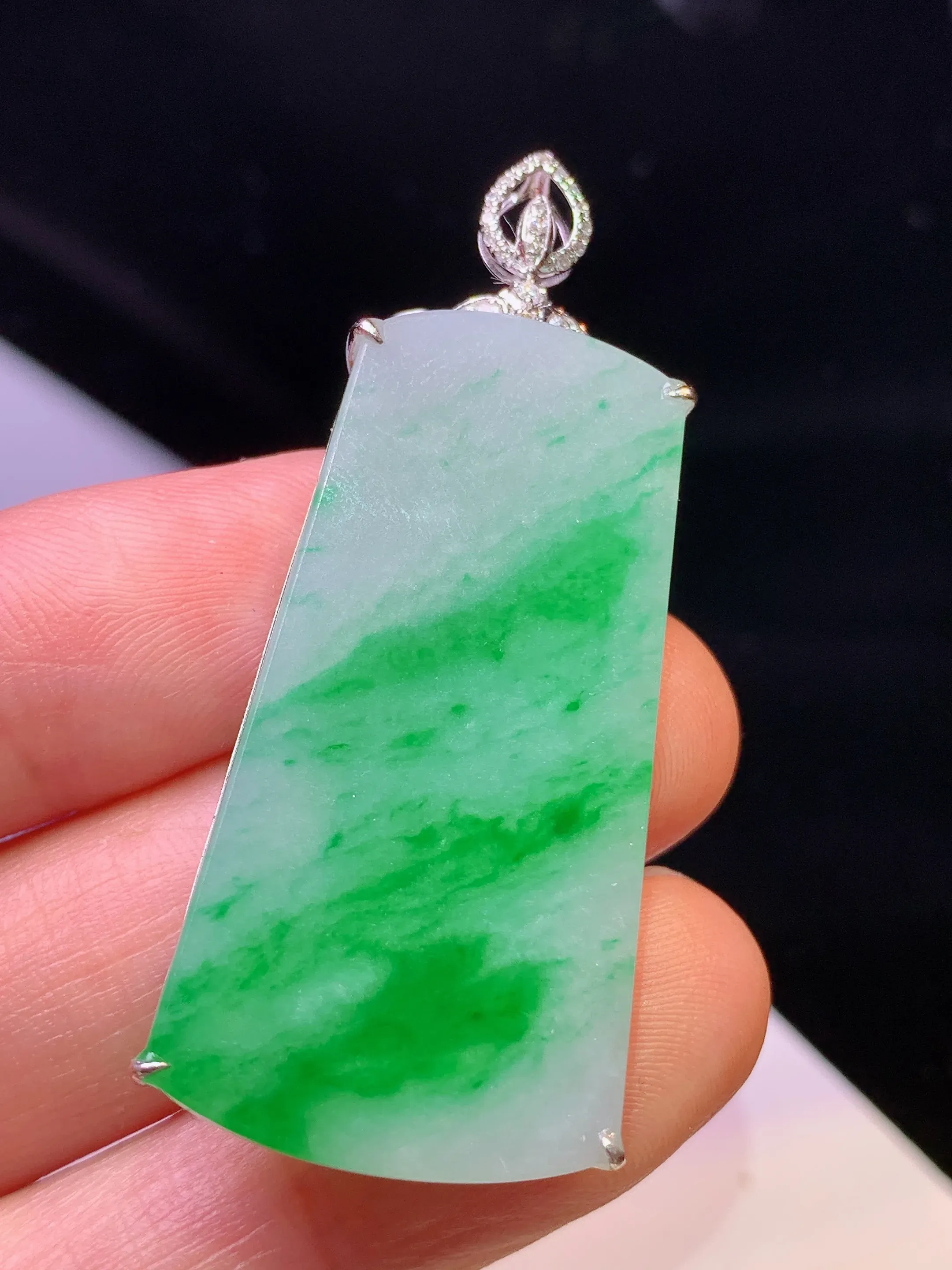 18k金钻镶嵌飘绿无事牌吊坠 玉质细腻 色泽艳丽清新 整体尺寸48.7*21.3*6.2