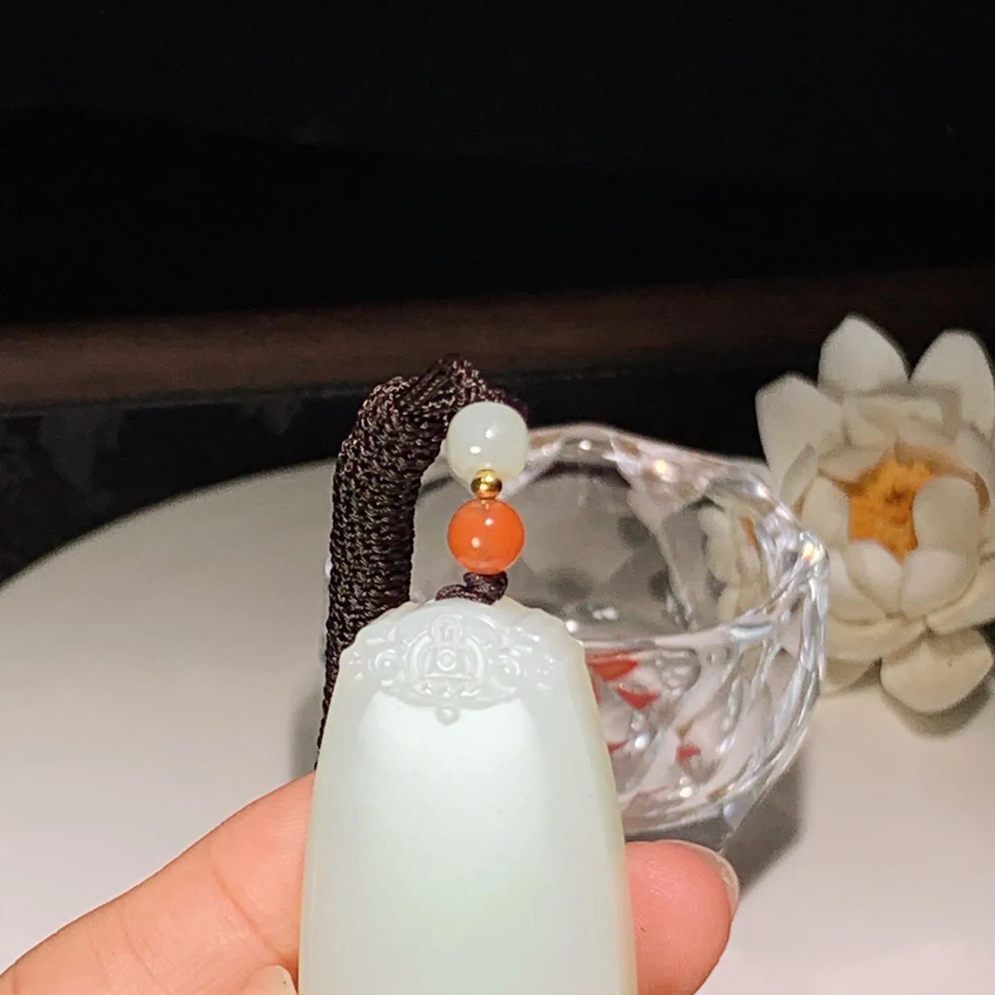 新疆和田玉平安无事牌挂件。尺寸46/26/9重24.8克。玉质细腻油润。手推出油。佩戴高端典雅。lt251128