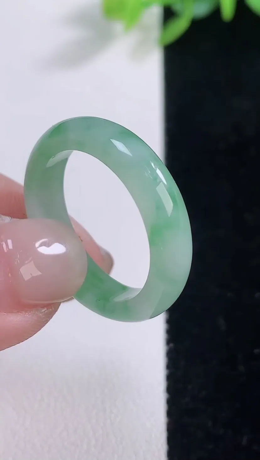 翡翠a货冰种飘绿指环 戒指，尺寸19.6-5-2.7，重量:3.81g