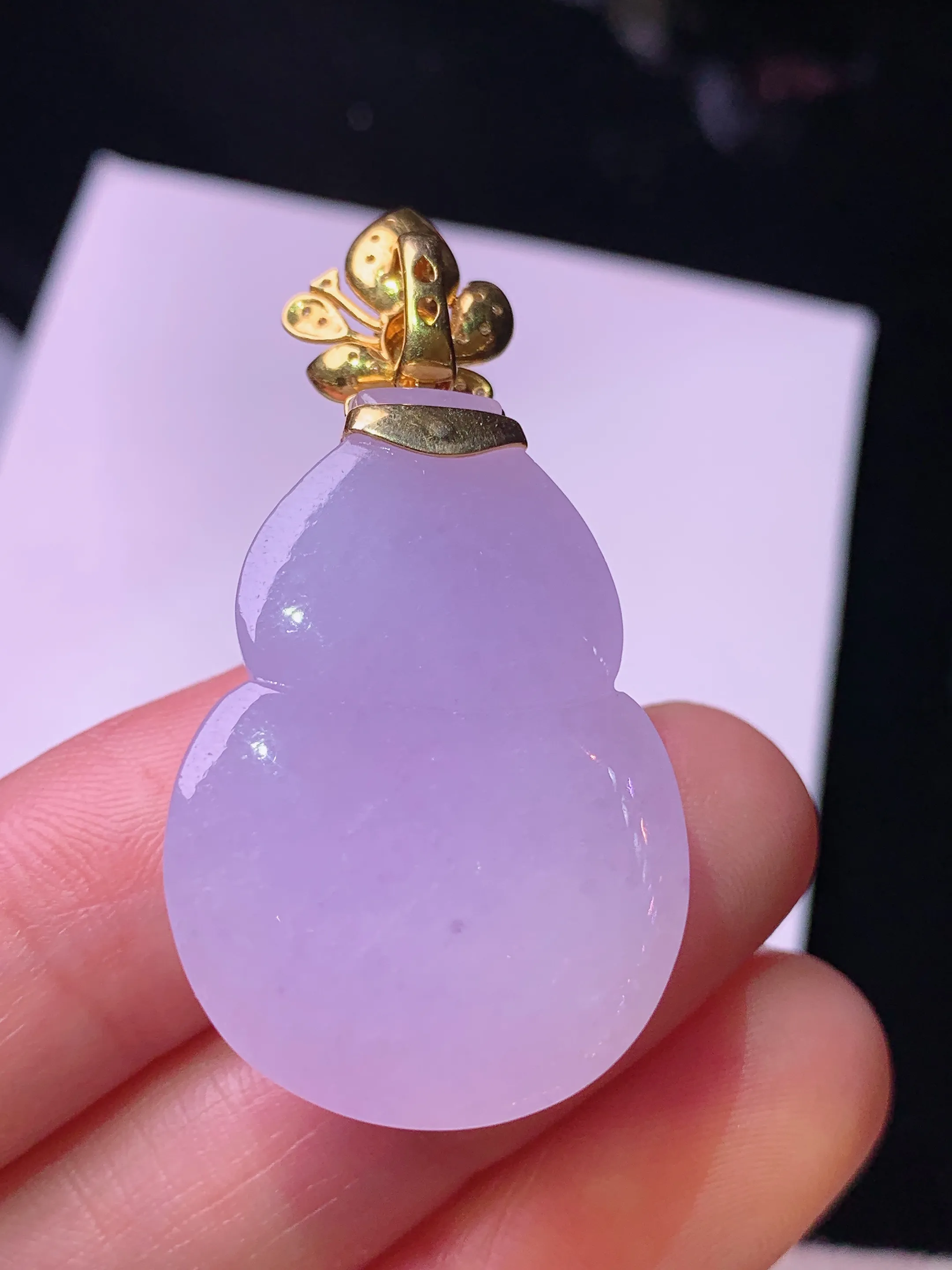 18k金钻镶嵌紫罗兰葫芦吊坠 玉质细腻 色泽艳丽清新 整体尺寸43*21.6*13.8