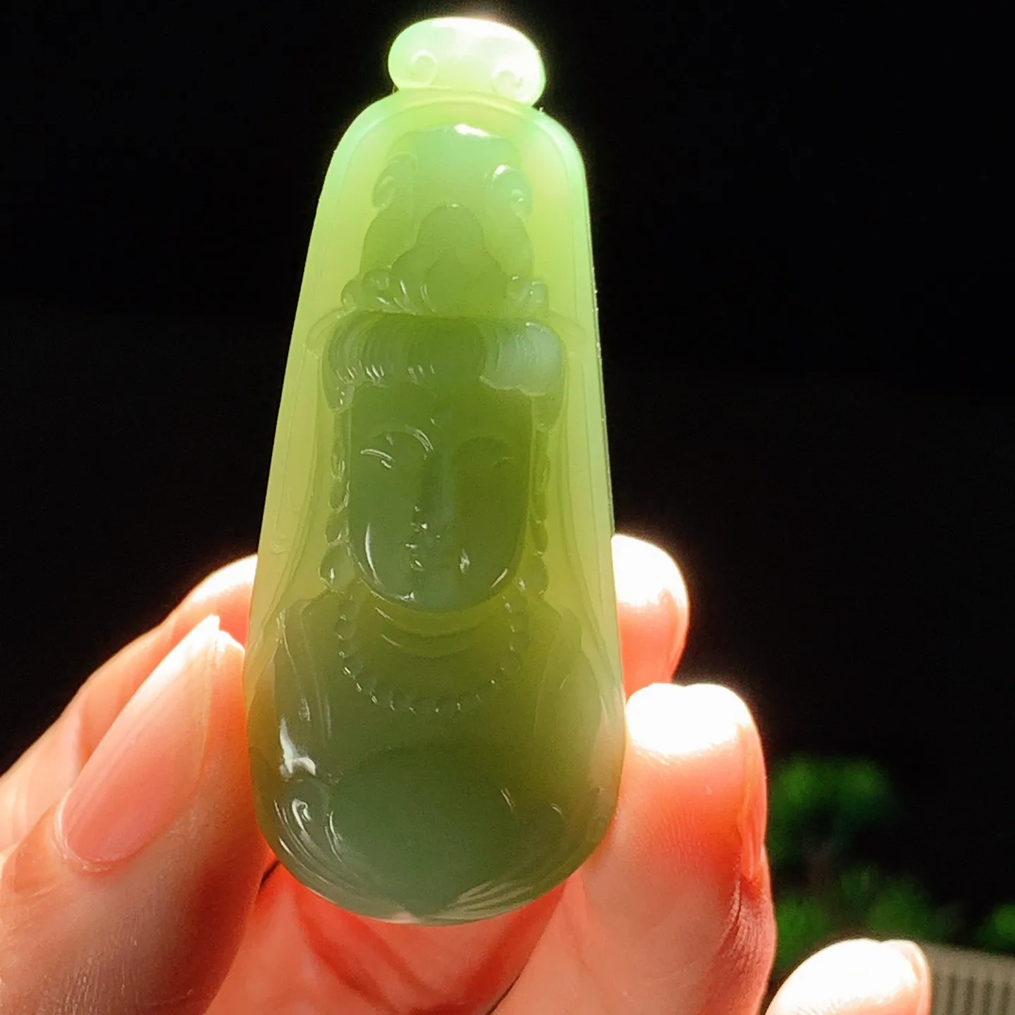 和田玉粉绿俄罗斯碧玉观音头牌子挂件。尺寸53/23/12重24克。玉质细腻油润。手推出油。佩戴高端典雅。lt251128