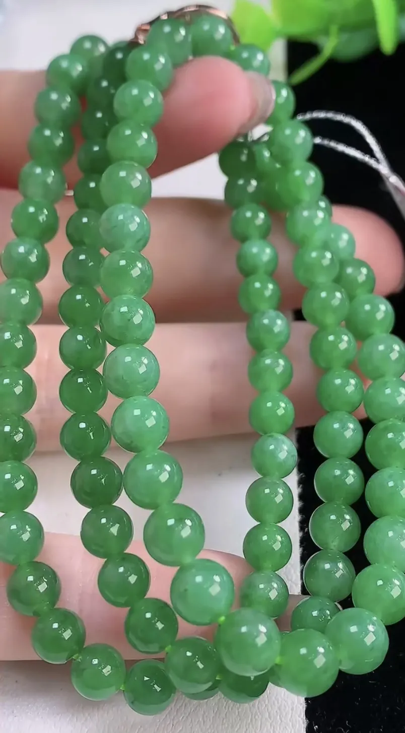 翡翠a货冰种满绿圆珠项链97颗，尺寸5.7，重量:32.55g