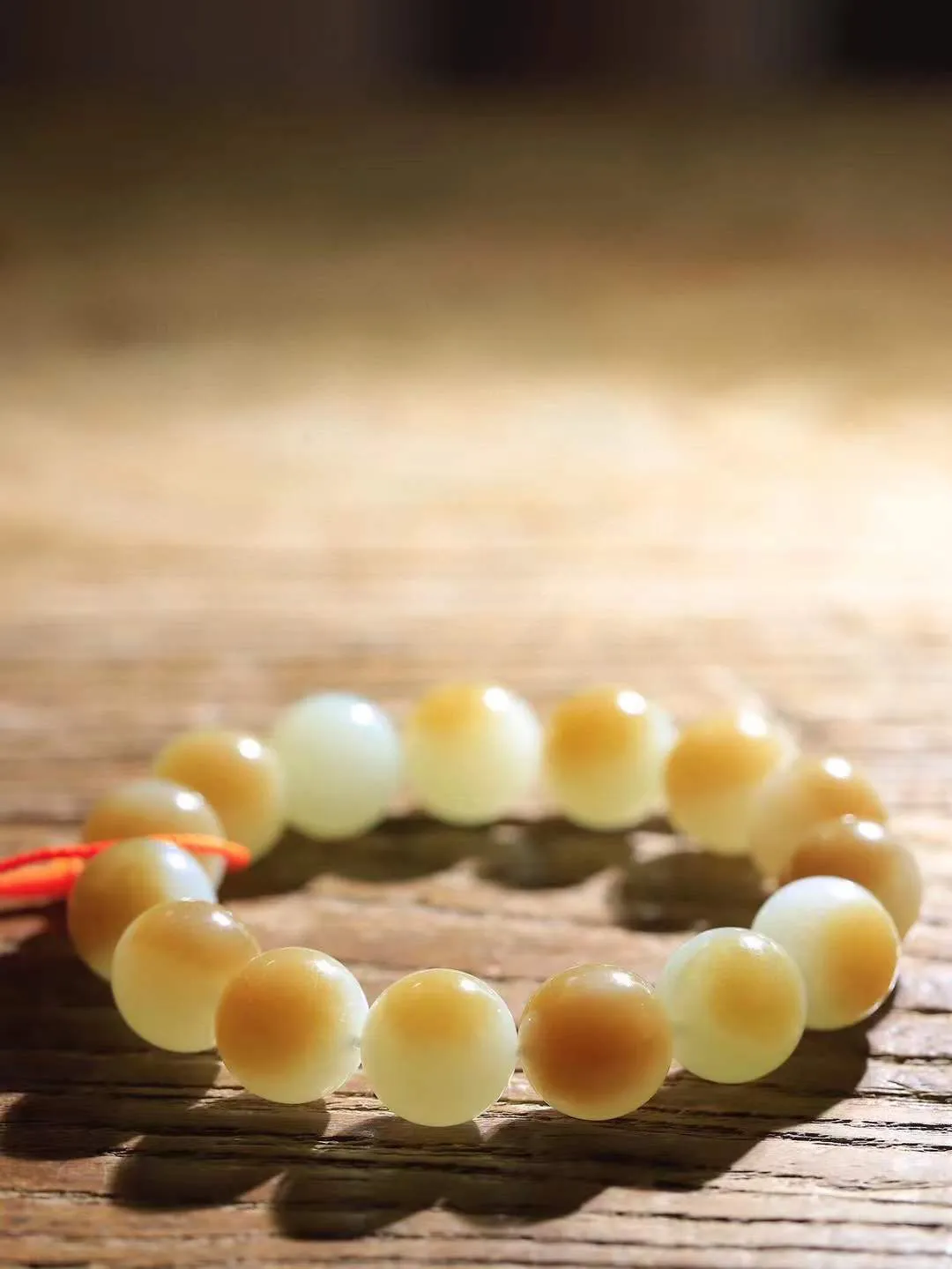 【珠圆玉润.手串】

精品和田玉糖白玉珠圆玉润手串 玉质温润细腻  整串打磨圆润，佩戴舒适。珠珠落玉盘，间关莺语花底滑，一生美好时光，无论身在何处，都有它相伴相守。事事顺遂，幸福美满，吉祥如意。重76克 尺寸取一14.8mm FDT-161102913