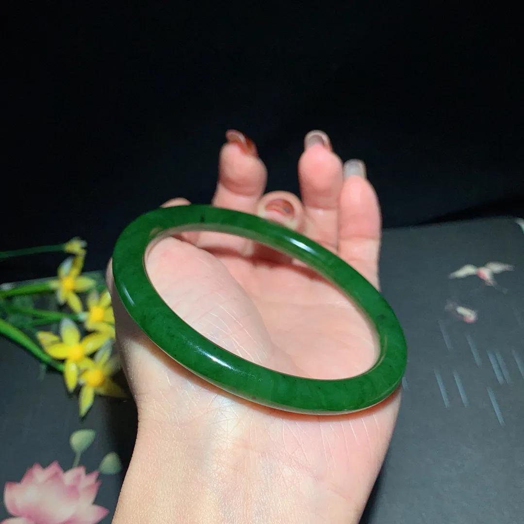 和田玉62.5圈口菠菜绿圆条碧玉手镯！玉质细腻油润 底色纯净 无裂无棉 脂粉好，品质高