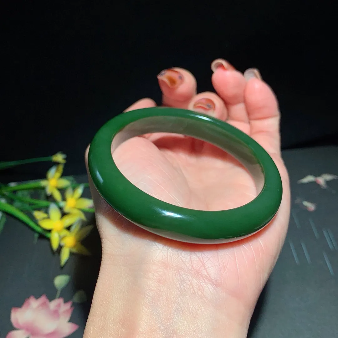 土豪款，和田玉55.5圈口菠菜绿碧玉手镯！玉质细腻油润 底色纯净 无裂无杂 脂粉好，品质高