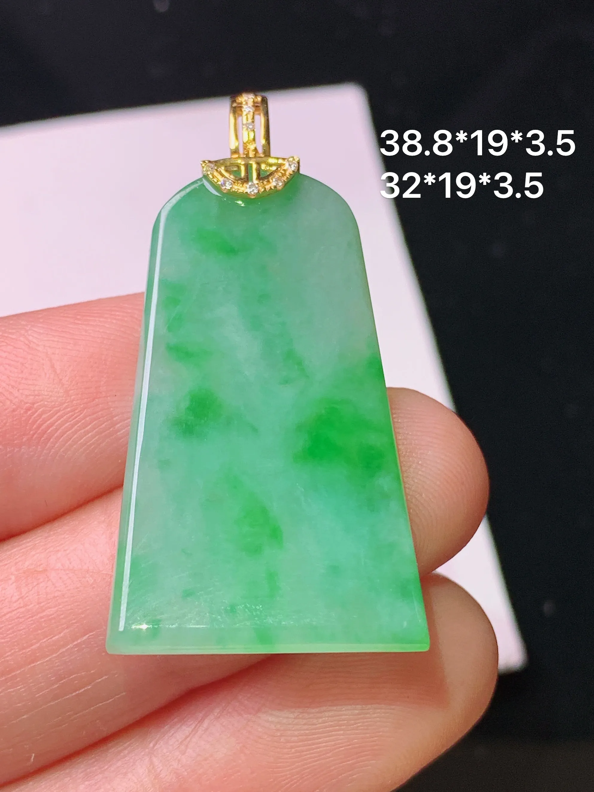 18k金钻镶嵌飘绿无事牌吊坠 玉质细腻 色泽艳丽清新 整体尺寸38.8*19*3.5