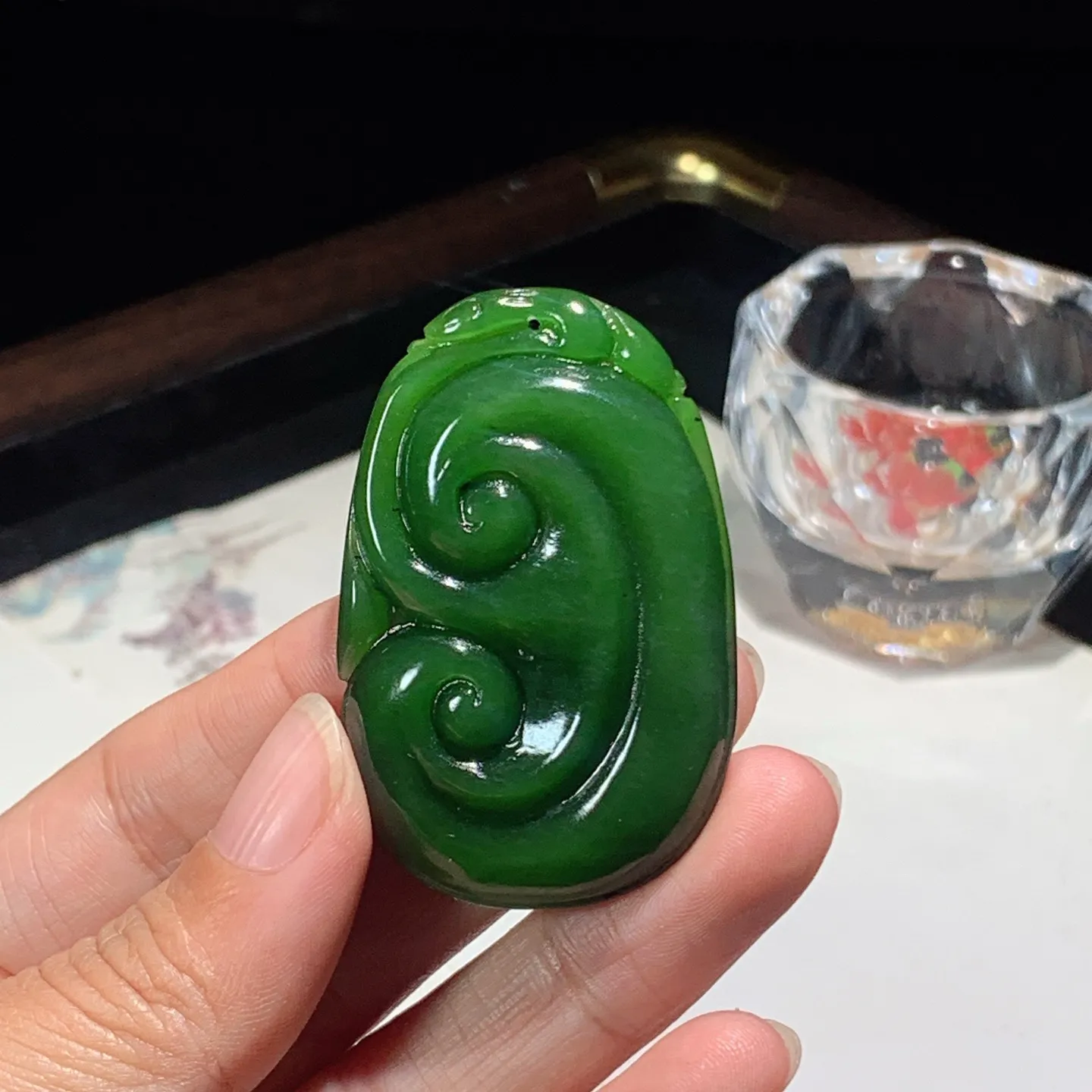 和田玉阳绿俄罗斯碧玉如意挂件。尺寸52/34/8.5重25.5克。玉质细腻油润。手推出油。佩戴高端典雅。lt251128