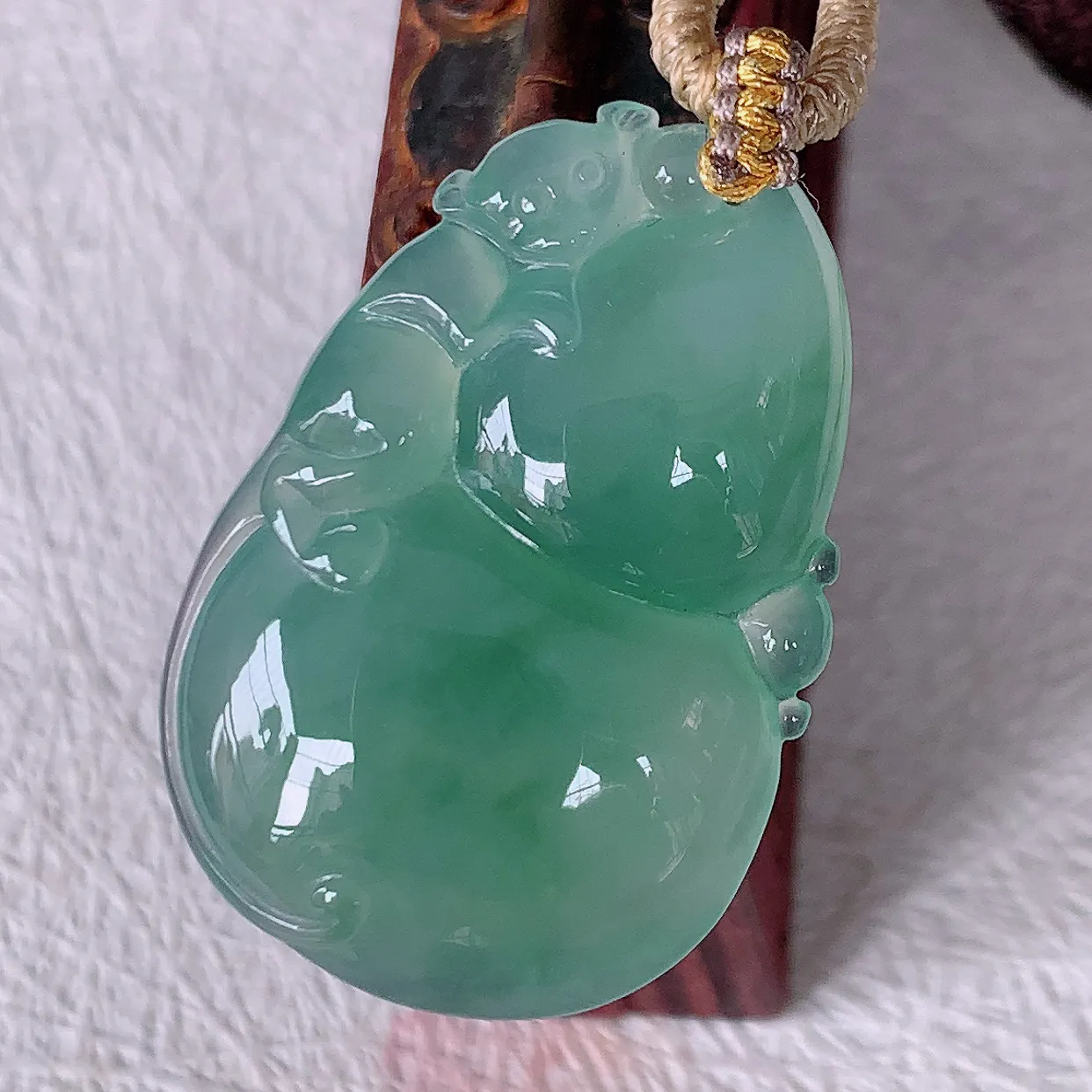 自然光实拍，冰种飘花翡翠葫芦吊坠，葫芦寓意福禄双全，财源滚滚，饱满，清新脱俗，佩戴效果优雅迷人！#57.29