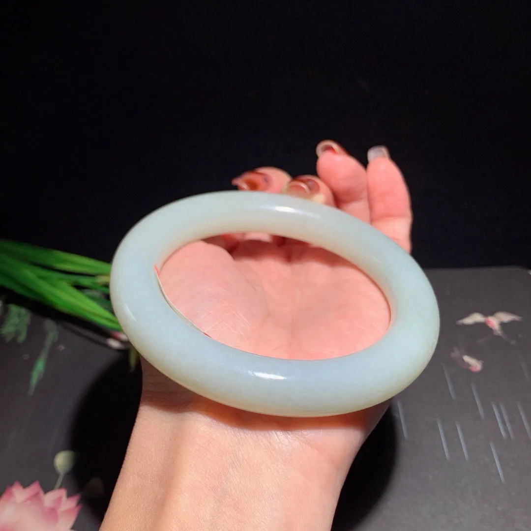 和田玉63.2圈口青白色肥圆条手镯！玉质细腻油润 底色纯净 无裂无杂 脂粉好，品质好