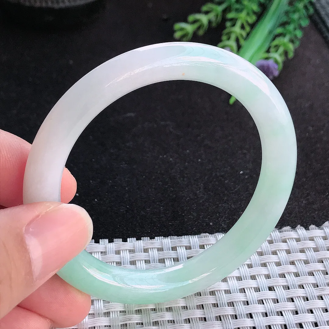 天然A货翡翠53/8.8老坑秀气冰胶浅绿圆条手镯玉手镯