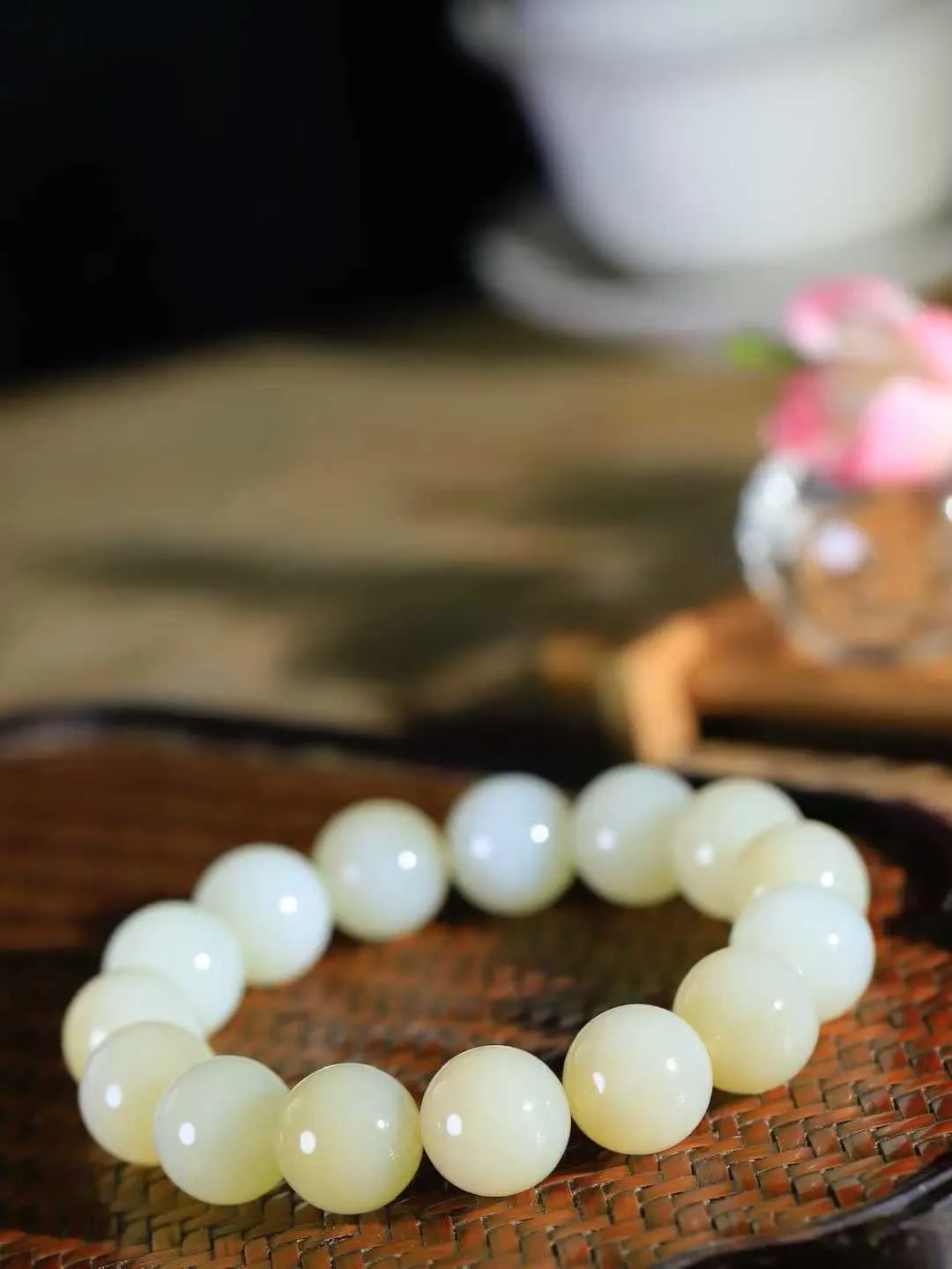 【珠圆玉润.手串】

精品和田玉糖白玉珠圆玉润手串 玉质温润细腻  整串打磨圆润，佩戴舒适。珠珠落玉