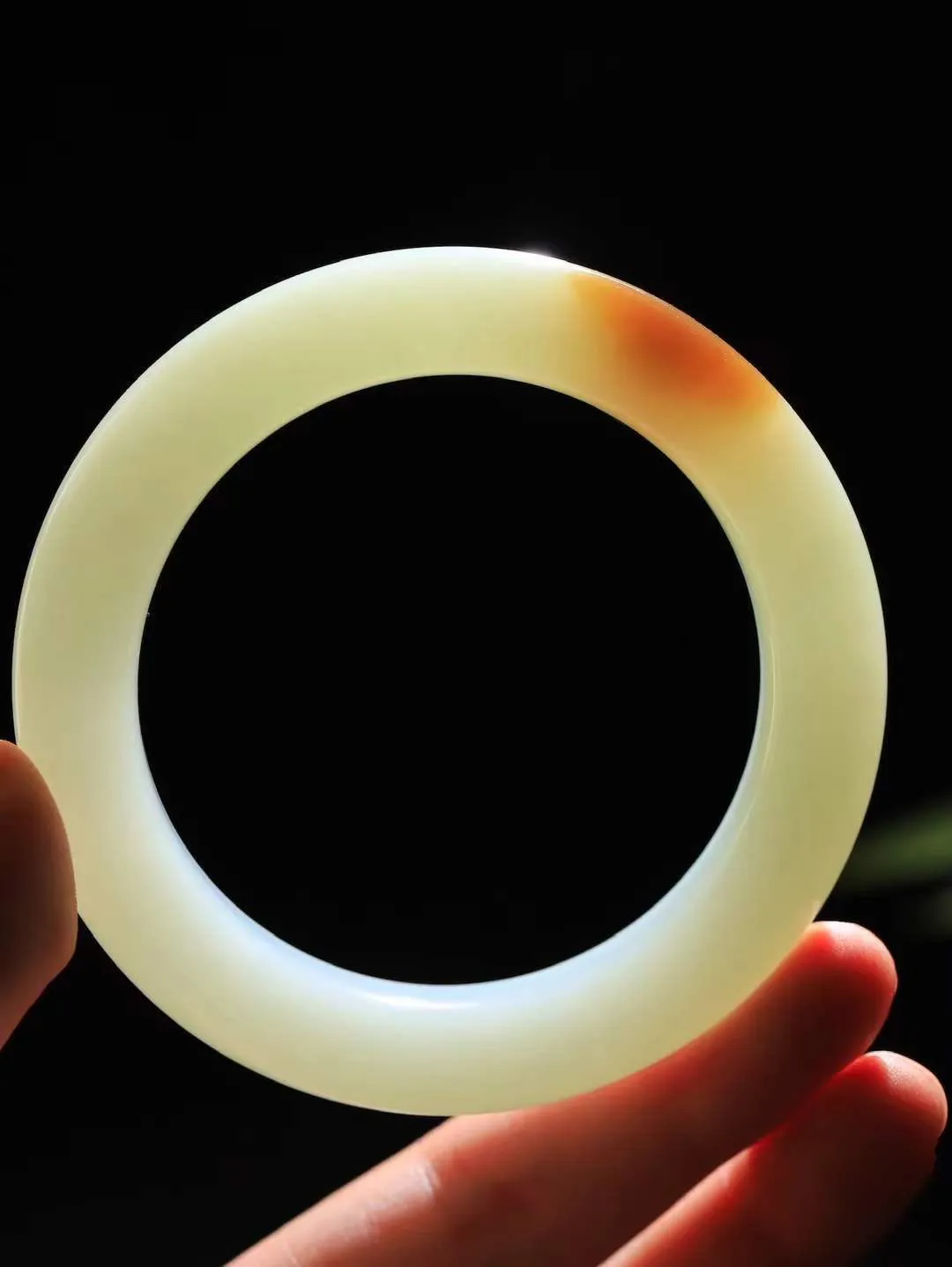 【花样年华·手镯】

精品和田玉糖白玉手镯，质地油润细腻，色泽高贵典雅，镯型古朴典雅。在诗情画意的雨巷相遇，你是我腕间的一抹风情，有你眸有深情，清风荡漾湖间静水，我愿俯身低眉，在烟波涟漪处，寻你深情倩影。内径59.5-mm尺寸13.2-11.8mm 重84.8克。fDL-361142988