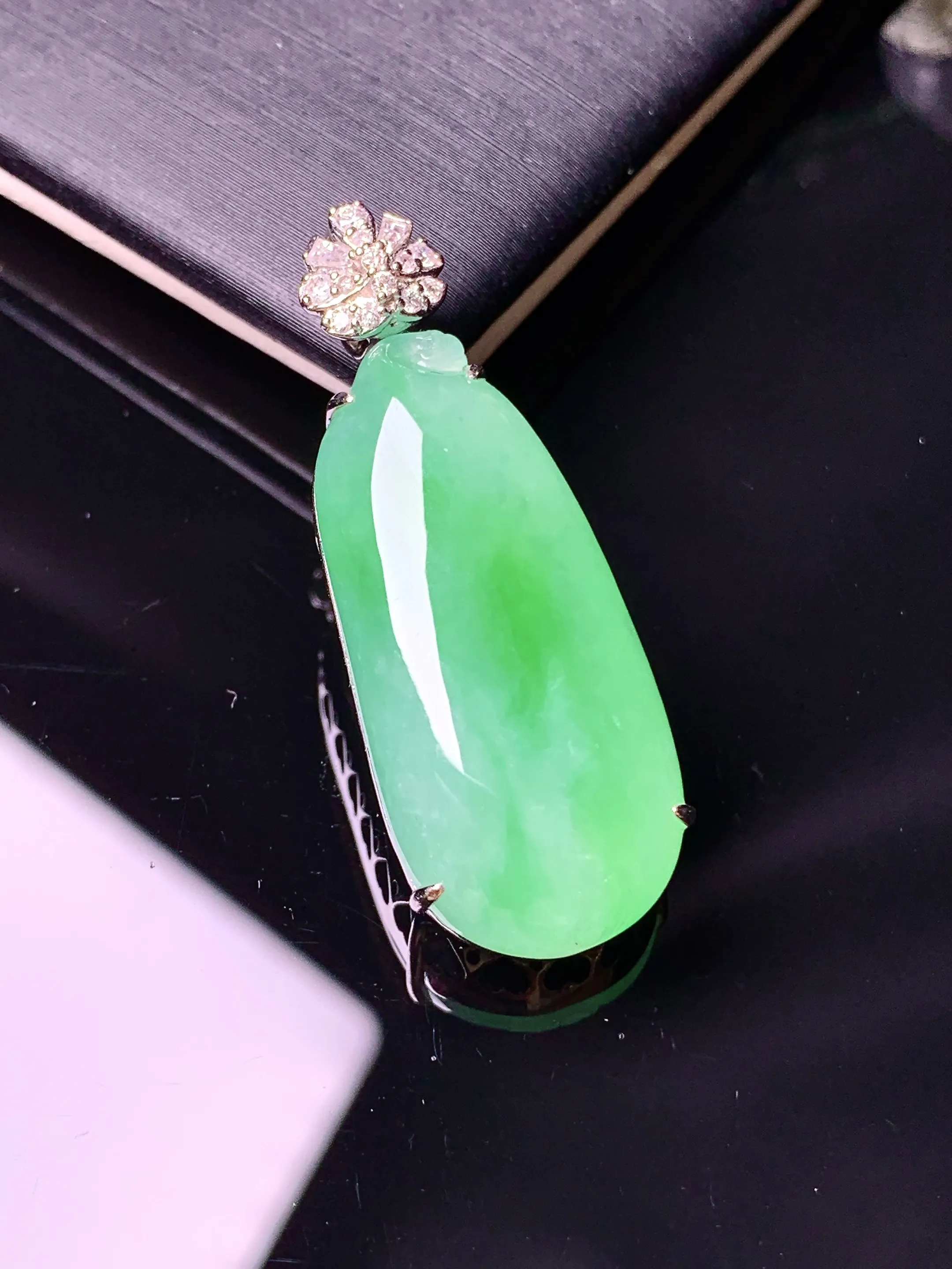 18k金钻镶嵌翠绿福瓜吊坠 玉质细腻 色泽艳丽清新 整体尺寸36.3*13.5*8