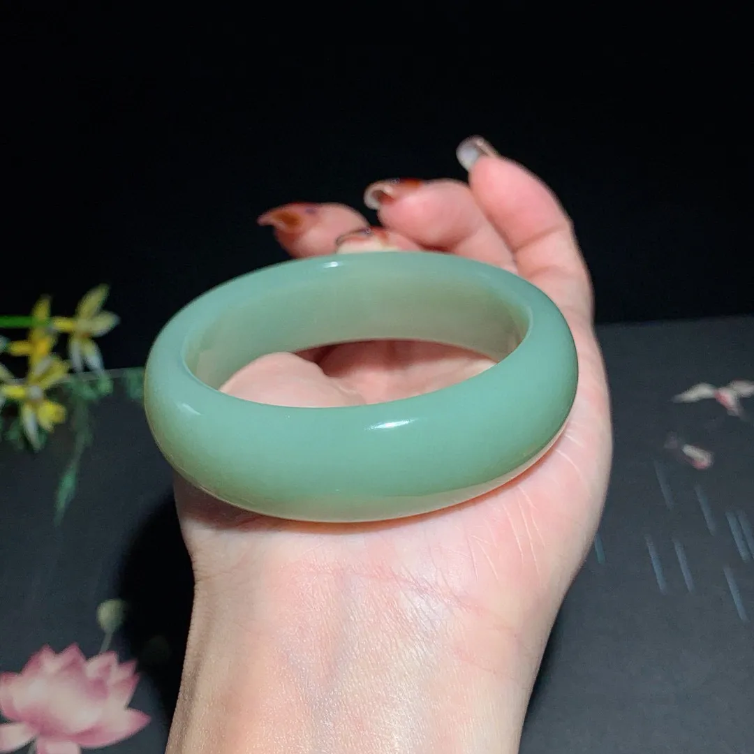 和田玉55.5圈口且末蓝手镯！玉质细腻油润 底色纯净 无裂无杂 脂粉好，品质高。