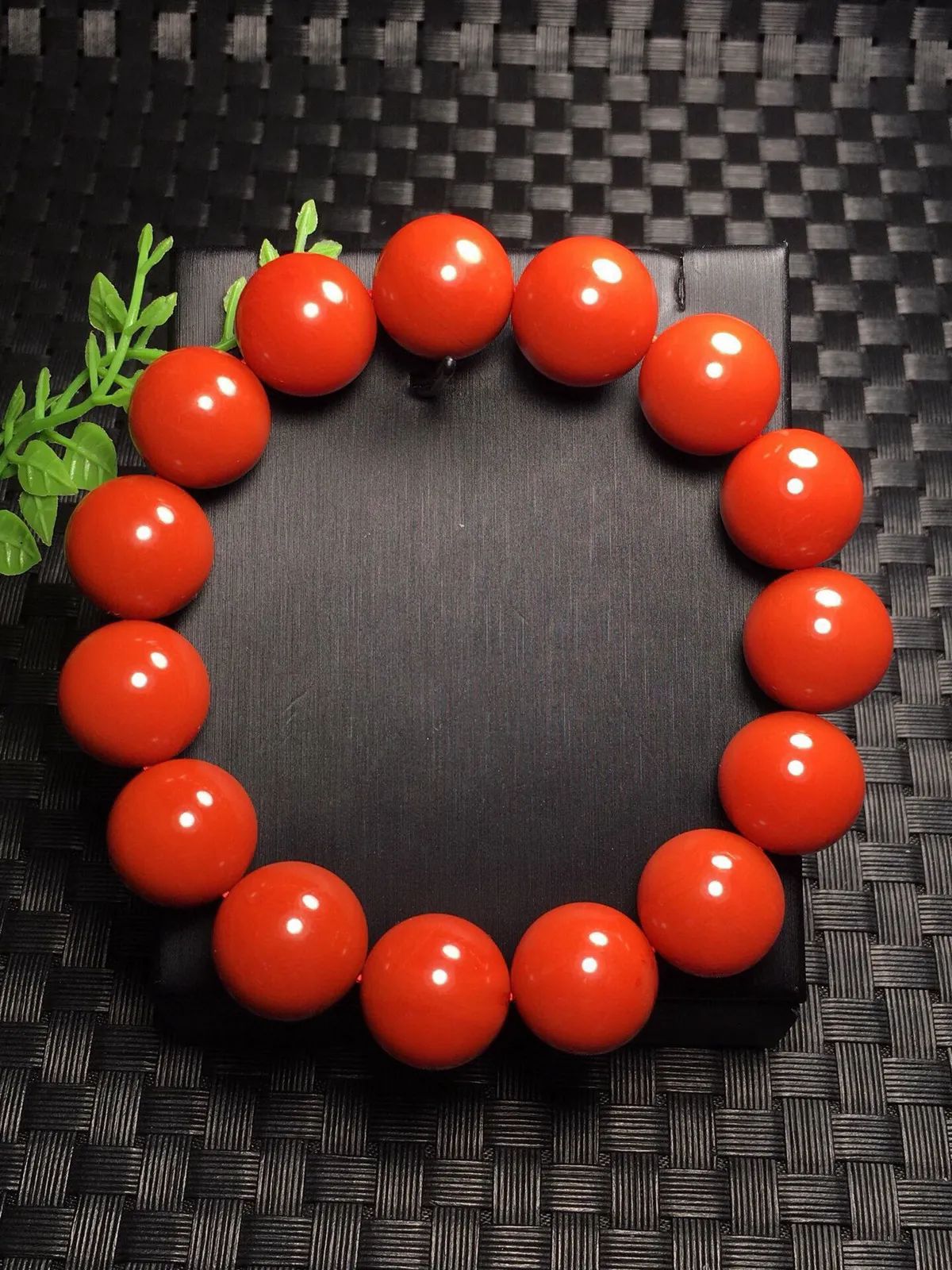 天然川料南红单圈手链  满色满肉柿子红 颜色油润艳丽尺寸:15mm  南红古称南红＂赤玉＂赤玉内敛端庄 且有财运亨通寓意 送礼 自戴 非常百搭 同款随机发