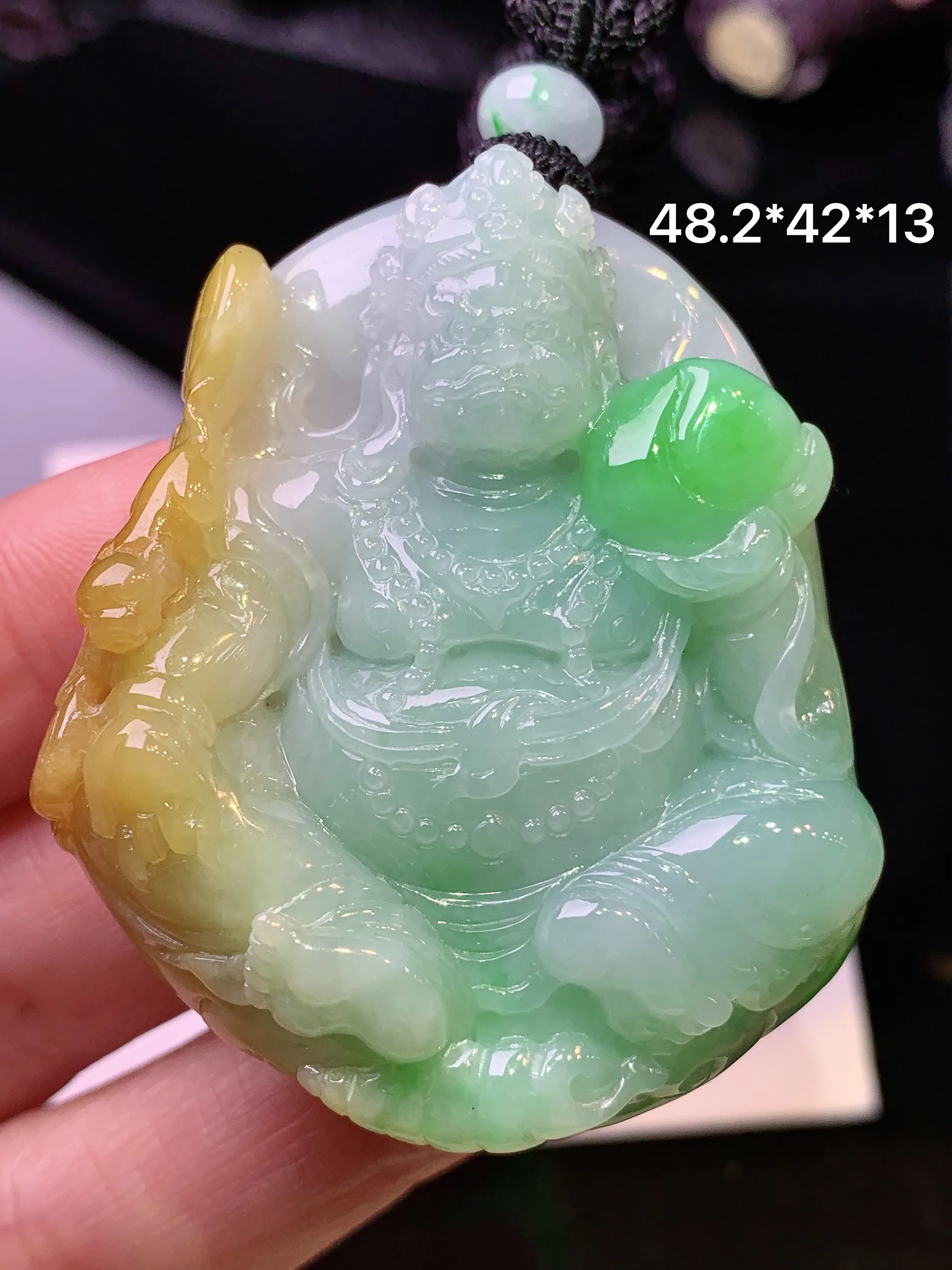 飘黄绿黄财神吊坠 玉质细腻 色泽艳丽清新 整体尺寸48.2*42*13