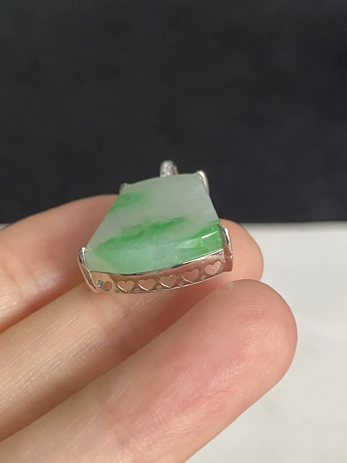 翡翠冰糯种飘绿无事牌，印记：G18K