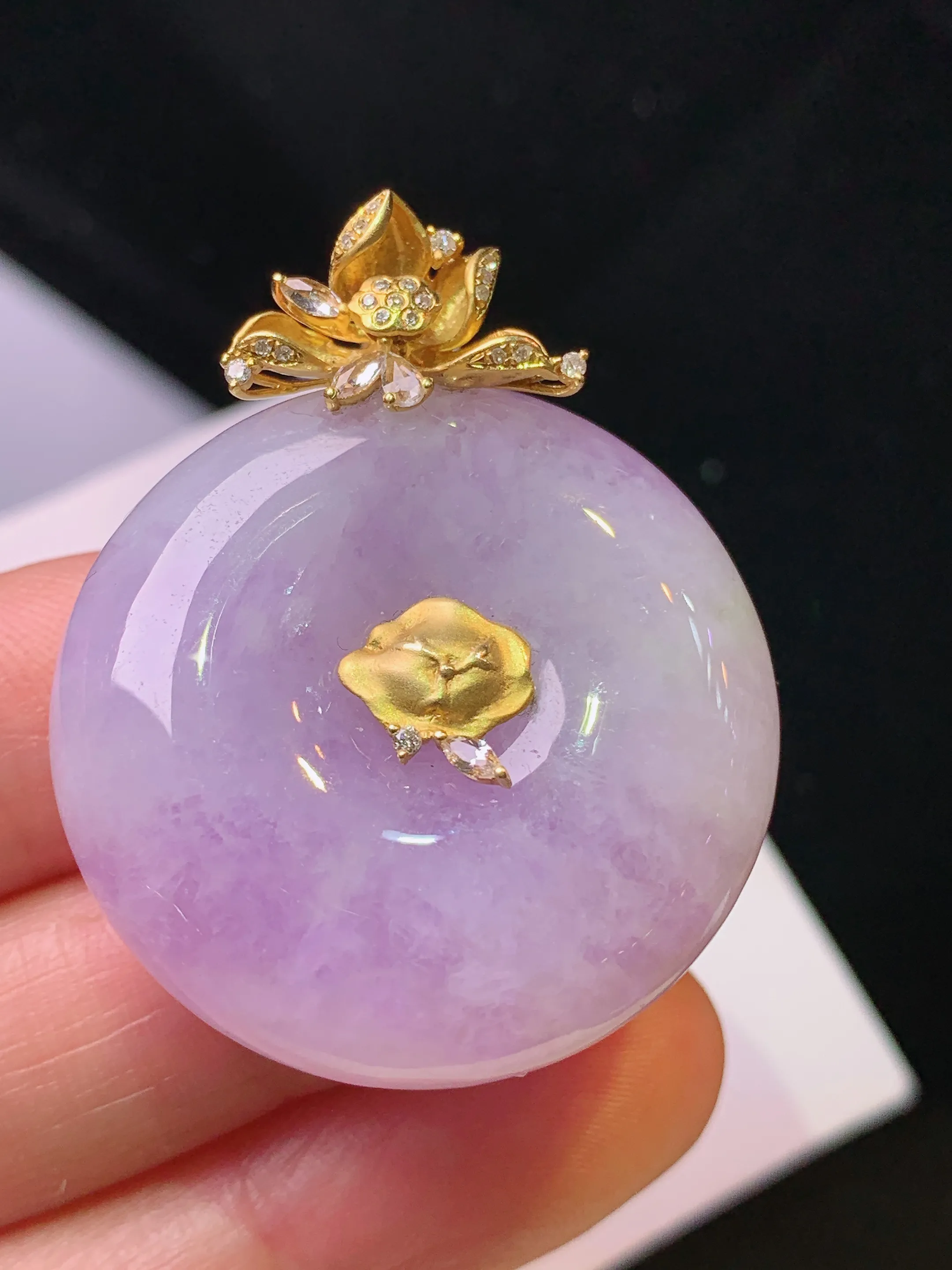 18k金钻镶嵌紫罗兰平安扣吊坠 玉质细腻 色泽艳丽清新 整体尺寸37.2*31*11.2