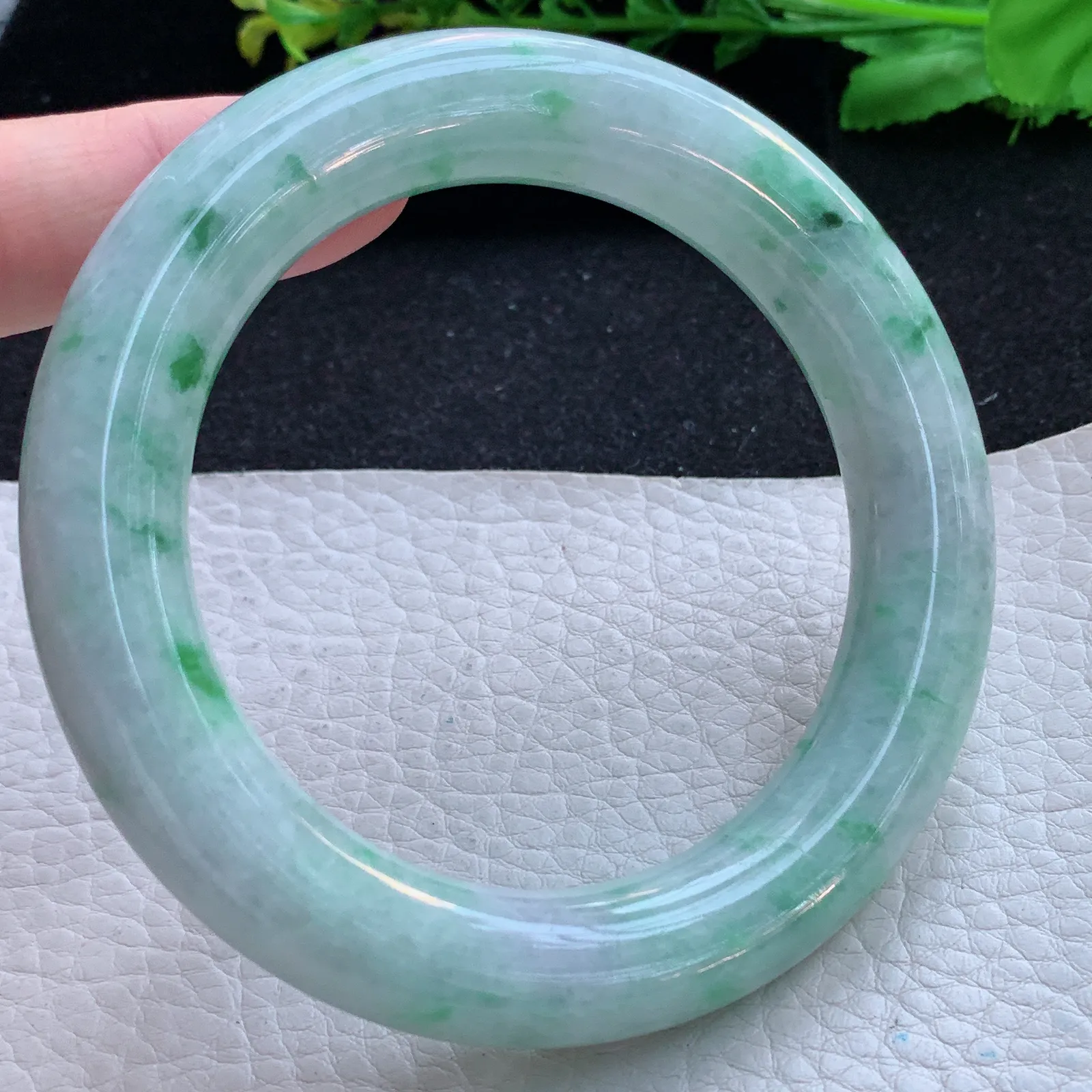 n自然光59*12.5*12.3胖圆镯 缅甸翡翠a货玉手镯飘绿大气圆条玉手环