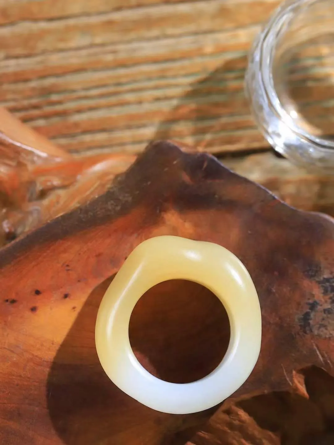 【古韵·扳指】

精品和田玉糖白玉扳指，玉质温润，油润感十足， 整器古韵生辉。优雅高贵。运筹帷幄于掌中，决胜于千里之外。重14.2克 内径圈口20mm 尺寸35-33-12.5mm   FDA-361102942