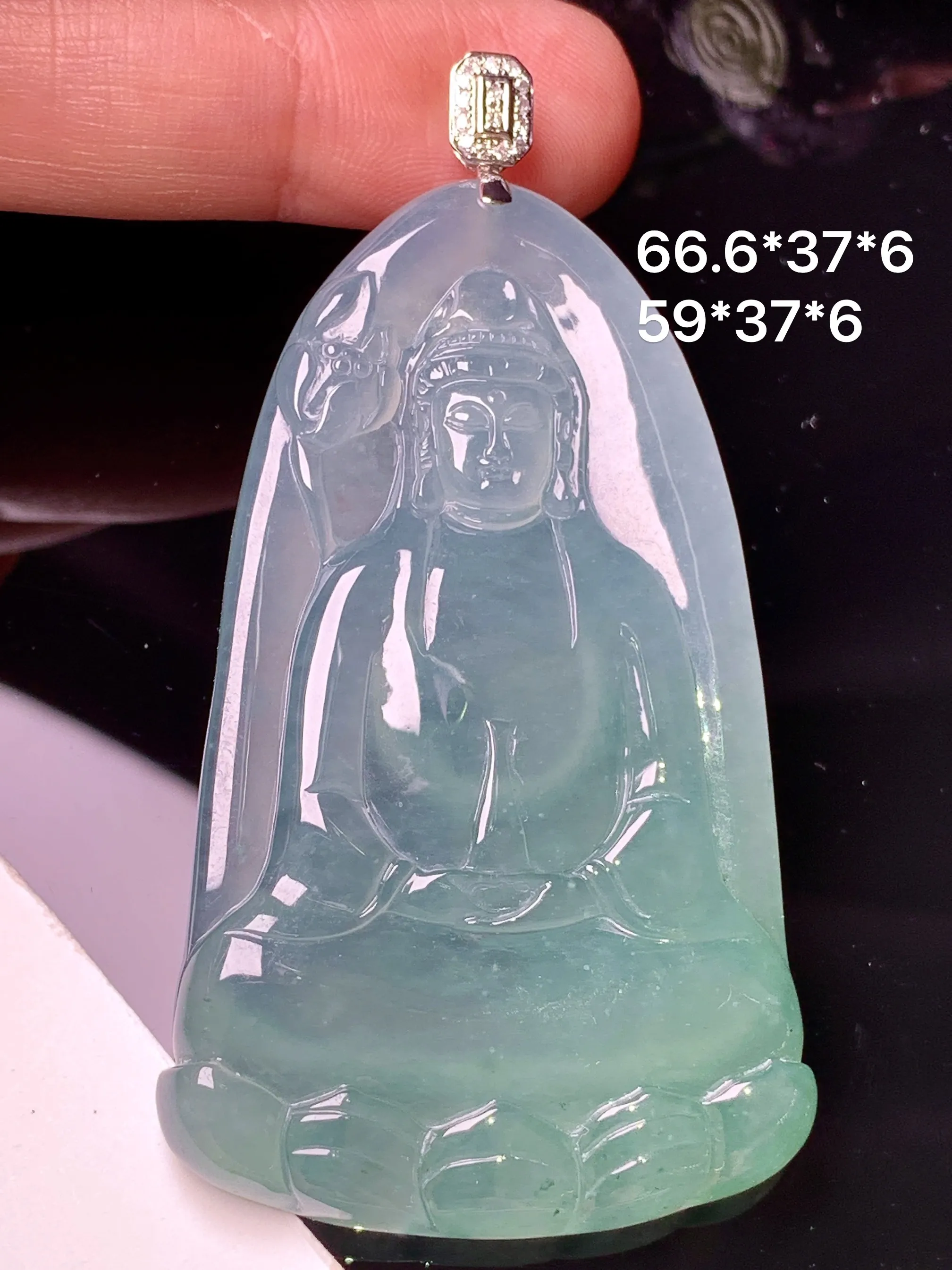 18k金钻镶嵌冰种观音吊坠 玉质细腻 色泽艳丽清新 整体尺寸66.6*37*6