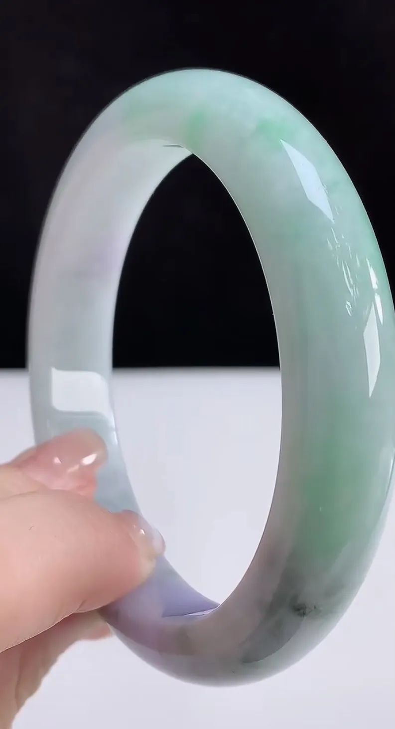 圈口57-58翡翠a货春带彩 飘绿宽边手镯，尺寸57.5-12.2-8.2，重:58.87g