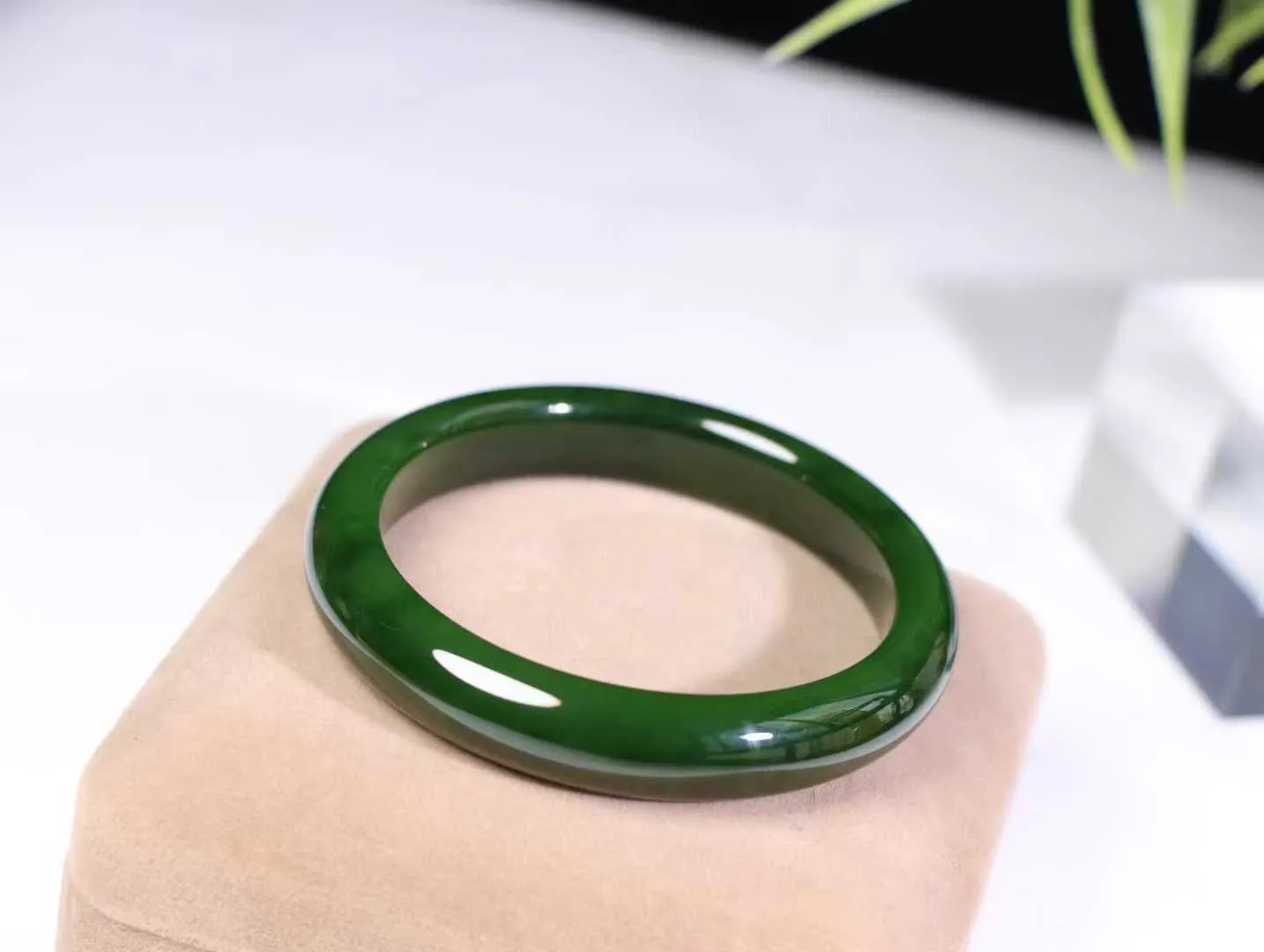 【腕间柔情】

收藏级和田玉碧玉菠菜绿手镯，俄料七号矿 红皮老料，玉质温润细腻 油性十足，色泽