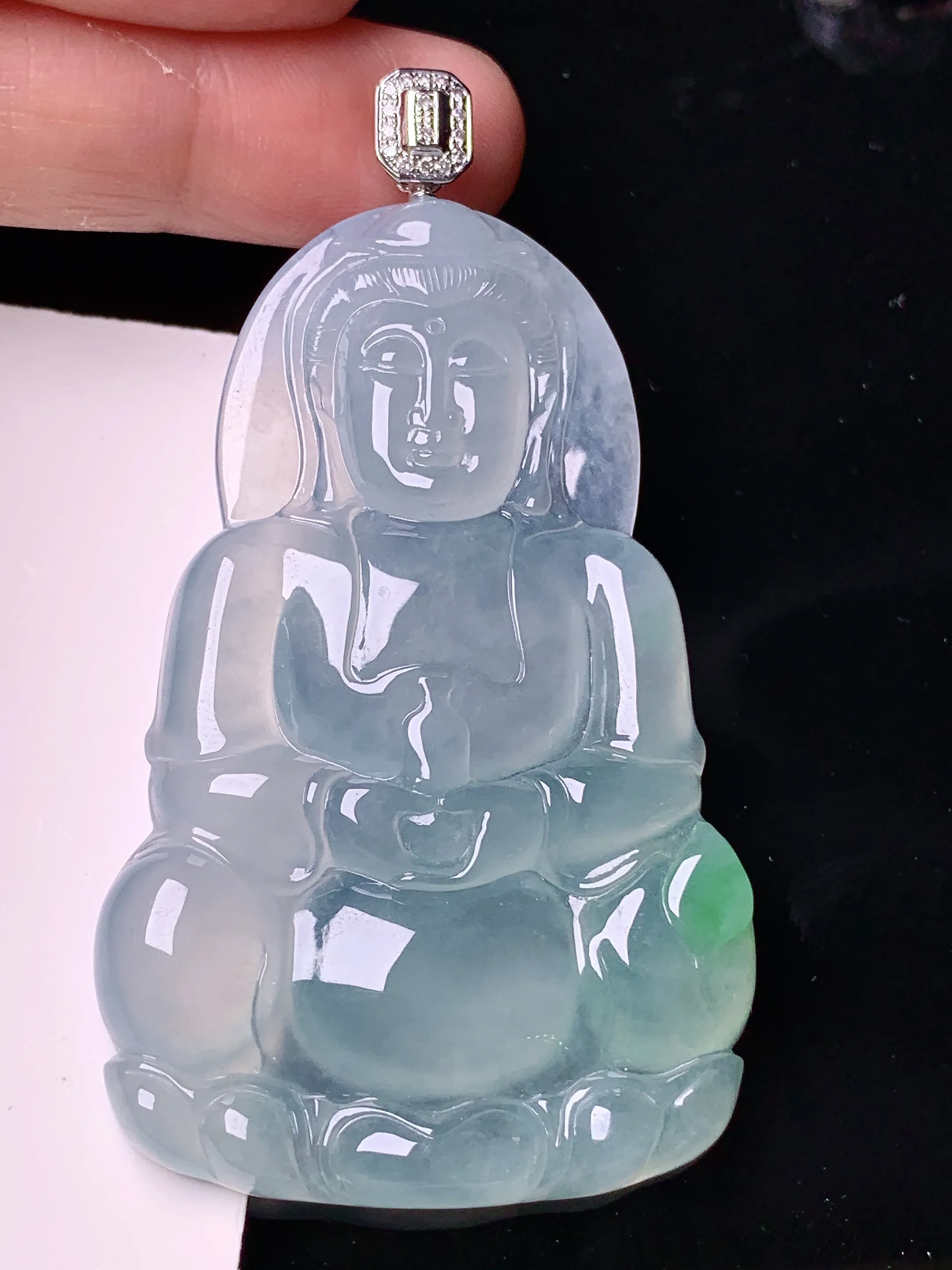 18k金钻镶嵌飘绿观音吊坠 玉质细腻 色泽艳丽清新 整体尺寸67*37.2*5.8