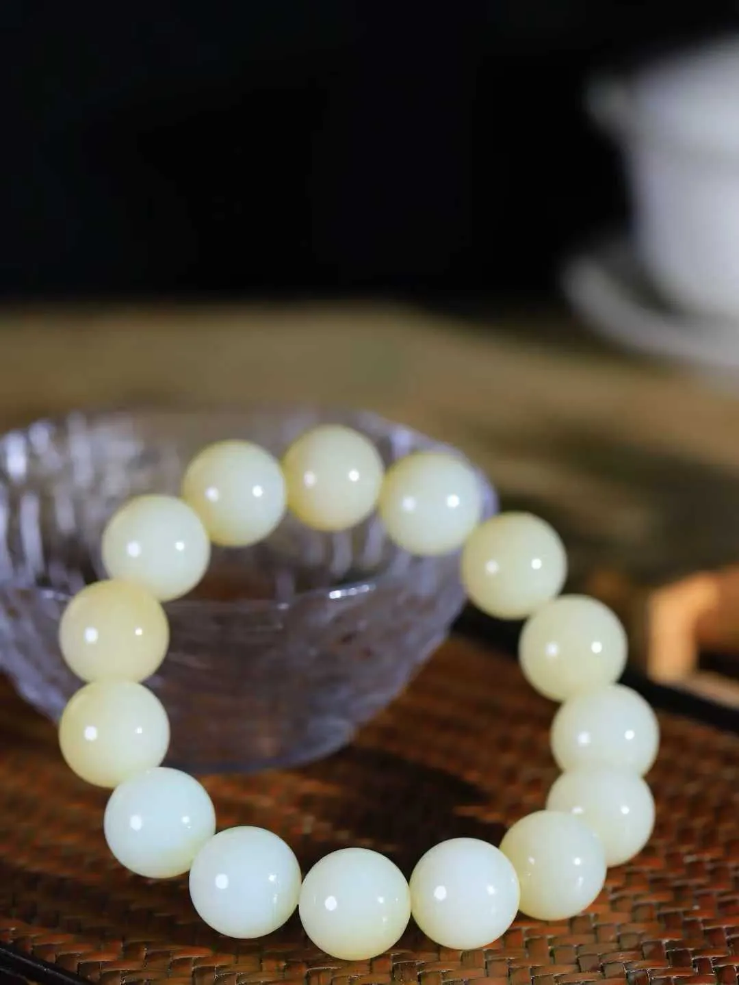 【珠圆玉润.手串】

精品和田玉糖白玉珠圆玉润手串 玉质温润细腻  整串打磨圆润，佩戴舒适。珠珠落玉盘，间关莺语花底滑，一生美好时光，无论身在何处，都有它相伴相守。事事顺遂，幸福美满，吉祥如意。重77克 尺寸取一15mm FDL-161102213