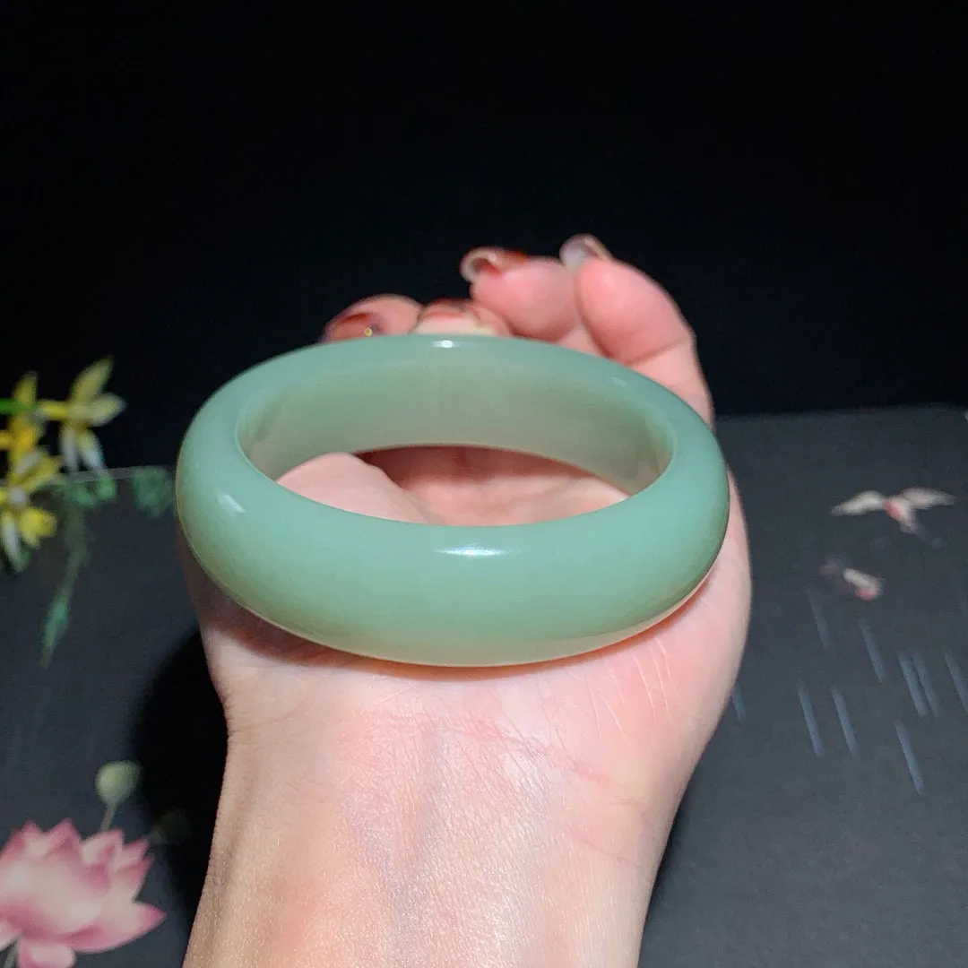 和田玉55.5圈口且末蓝手镯！玉质细腻油润 底色纯净 无裂无杂 脂粉好，品质高。