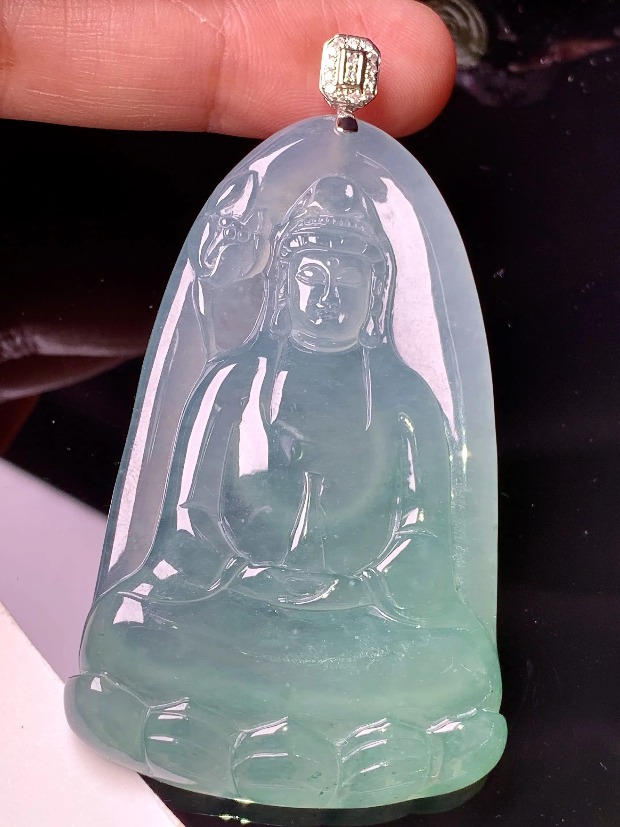 18k金钻镶嵌冰种观音吊坠 玉质细腻 色泽艳丽清新 整体尺寸66.6*37*6