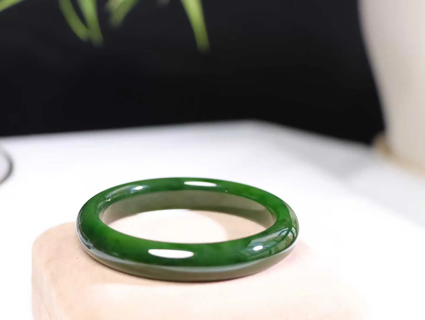 【腕间柔情】

收藏级和田玉碧玉菠菜绿手镯，俄料七号矿 红皮老料，玉质温润细腻 油性十足，色泽匀称，️款式精美时尚，佩戴美观惹眼，美自天成，婉约之美，举手投足间透出那份低调奢华。

重48.1克 圈口56.5mm尺寸56.5-11.8-8.2 mm O18823207130