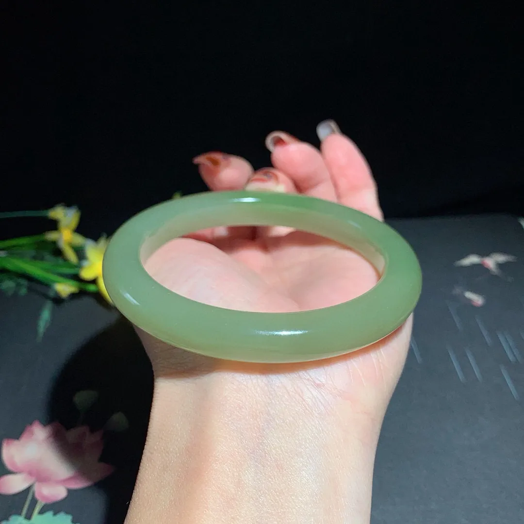 和田玉62圈翠青手镯！圈口62宽10.5厚9.8重59玉质细腻油润 底色纯净 无裂无黑 脂粉好，品质高