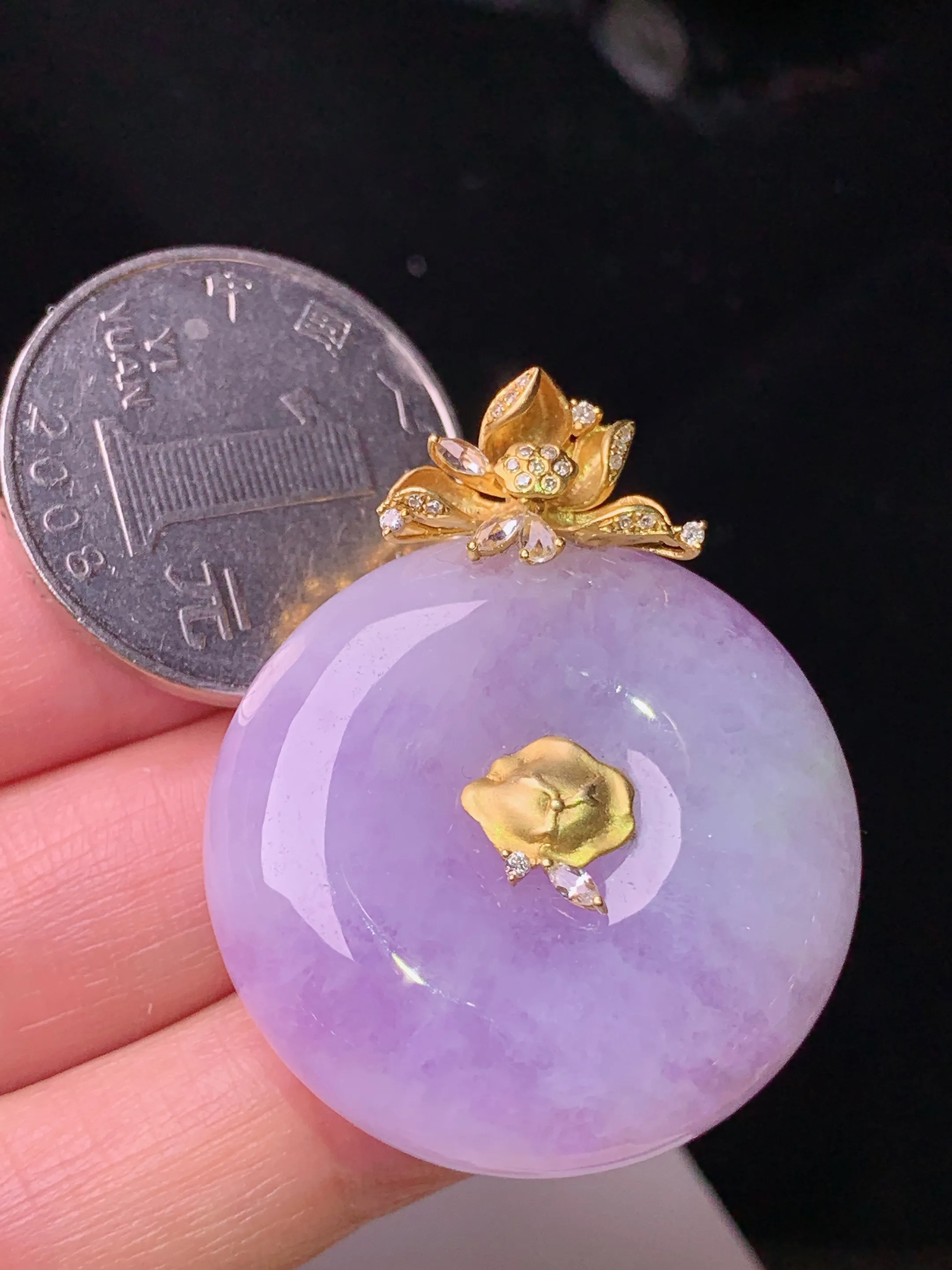 18k金钻镶嵌紫罗兰平安扣吊坠 玉质细腻 色泽艳丽清新 整体尺寸37.2*31*11.2