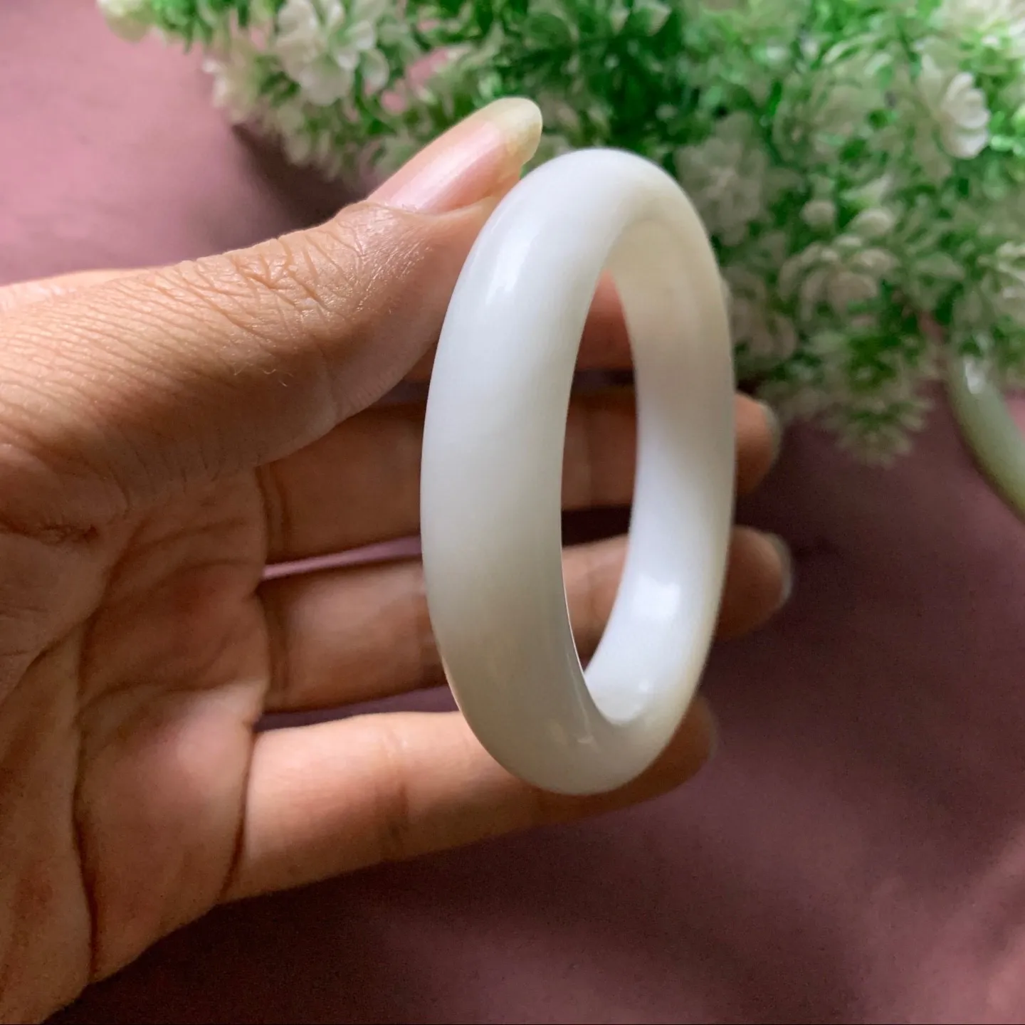 和田玉56.5圈口白玉手镯，玉质细腻油润 底色纯净  无裂无杂 脂粉好，品质高