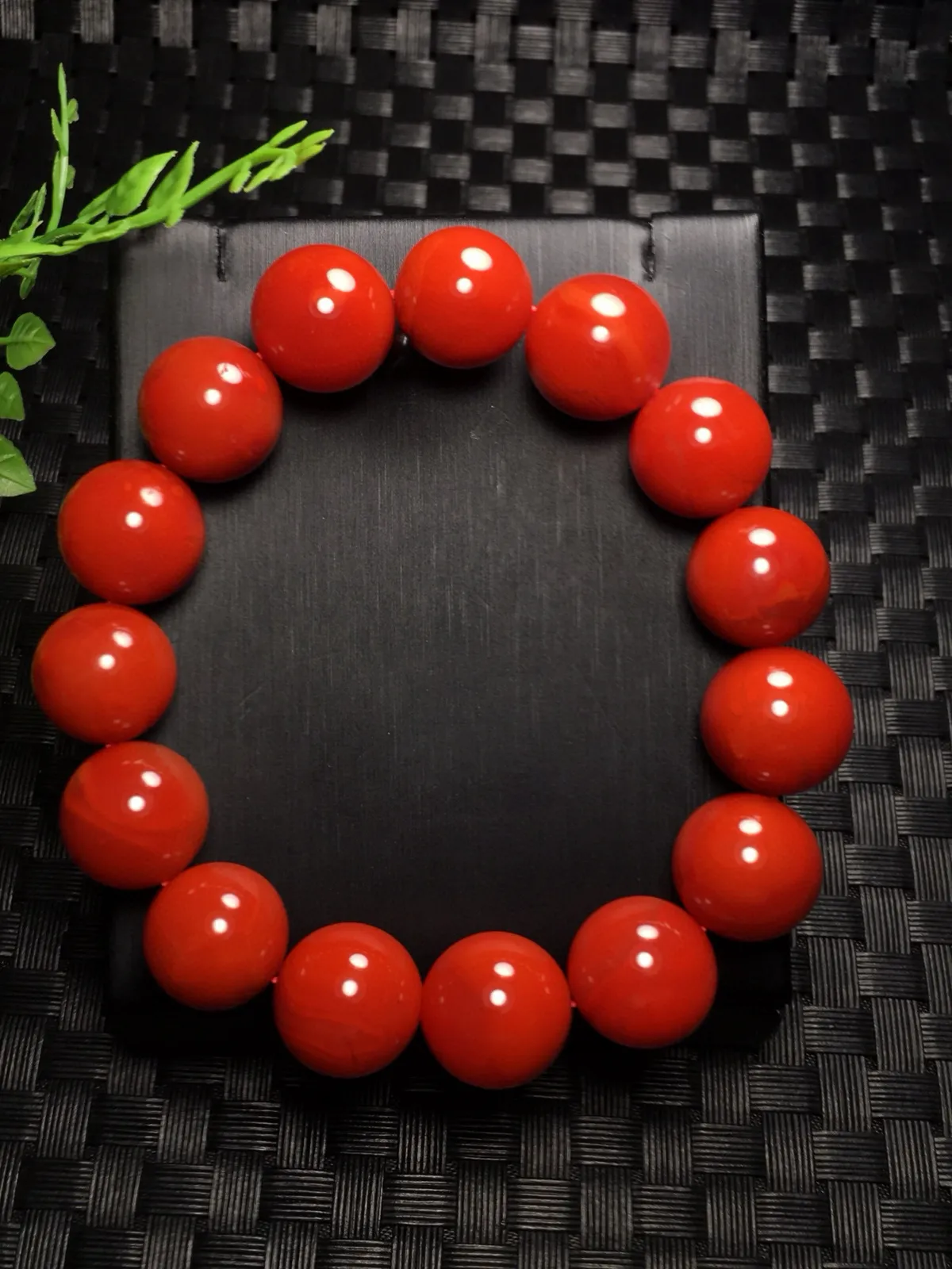 天然川料南红单圈手链 满色满肉玫瑰红  颜色油润细腻尺寸:14.5mm  南红古称南红＂赤玉＂赤玉内敛端庄 且有财运亨通寓意 送礼 自戴 非常百搭 同款随机发