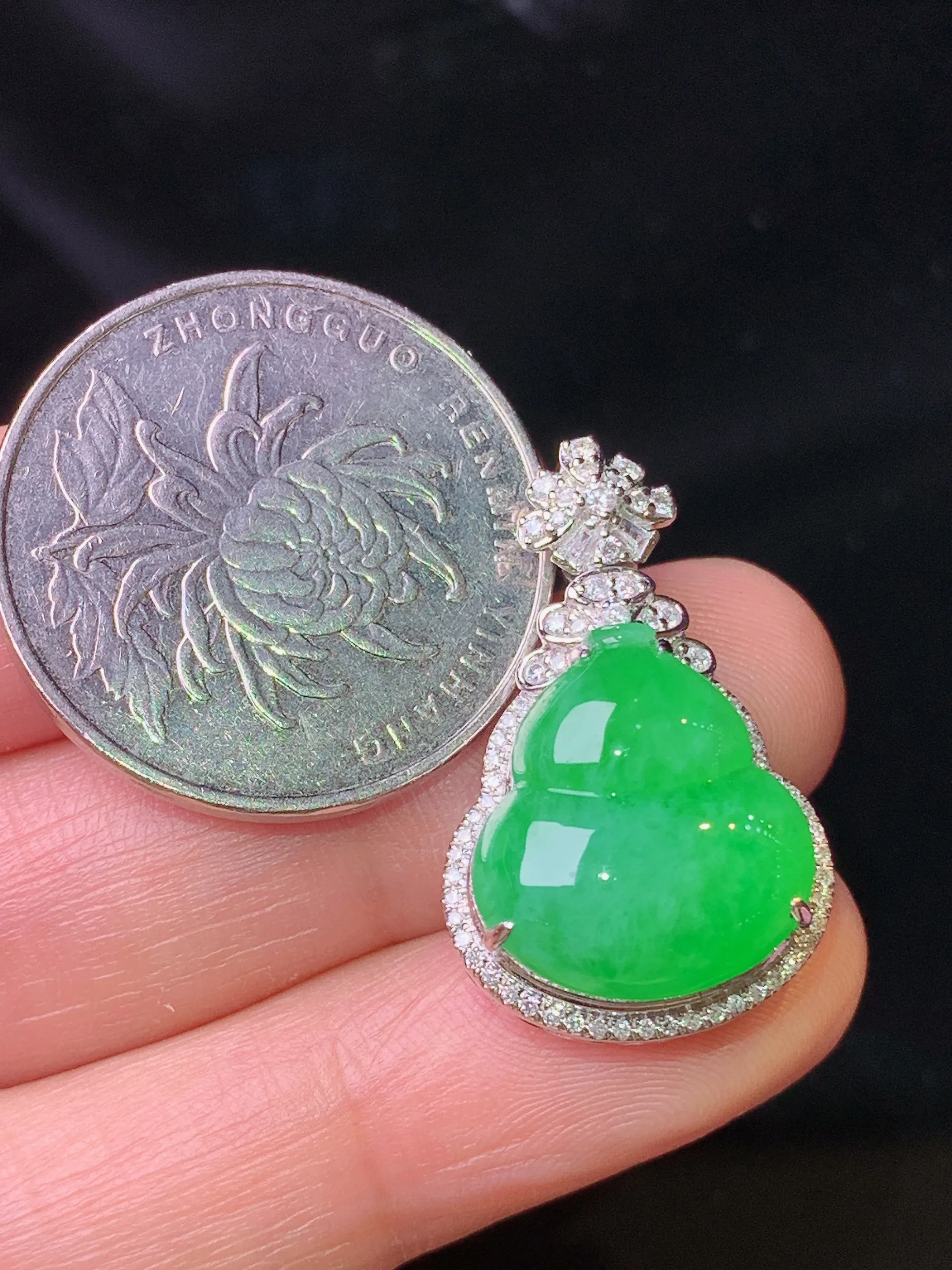 18k金钻镶嵌满绿葫芦吊坠 玉质细腻 色泽艳丽清新 整体尺寸26.3*16.5*9.7