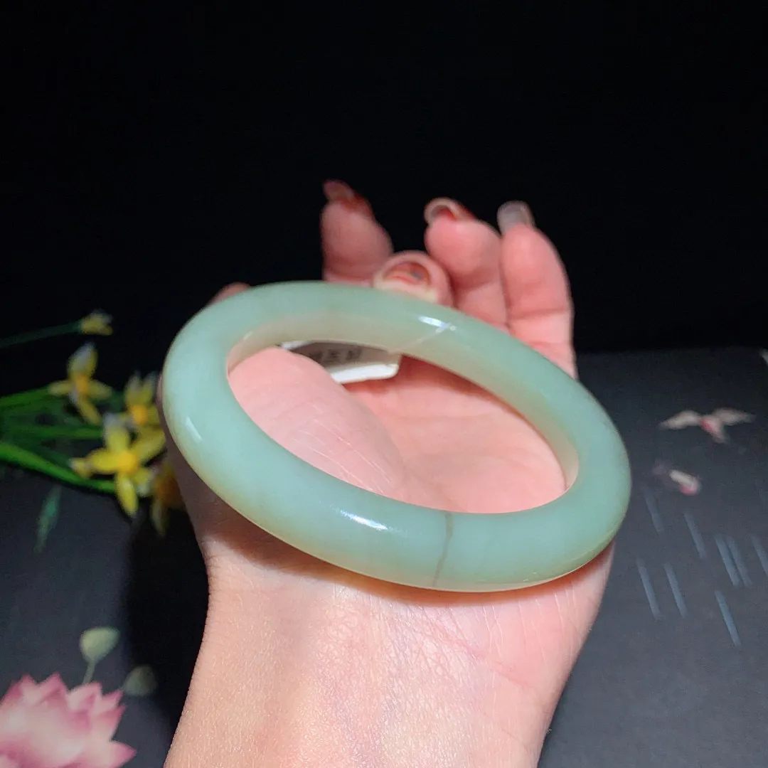 和田玉58.5圈晴水色手镯！清水色！玉质细腻油润 底色纯净  无裂无杂 脂粉好，品质高