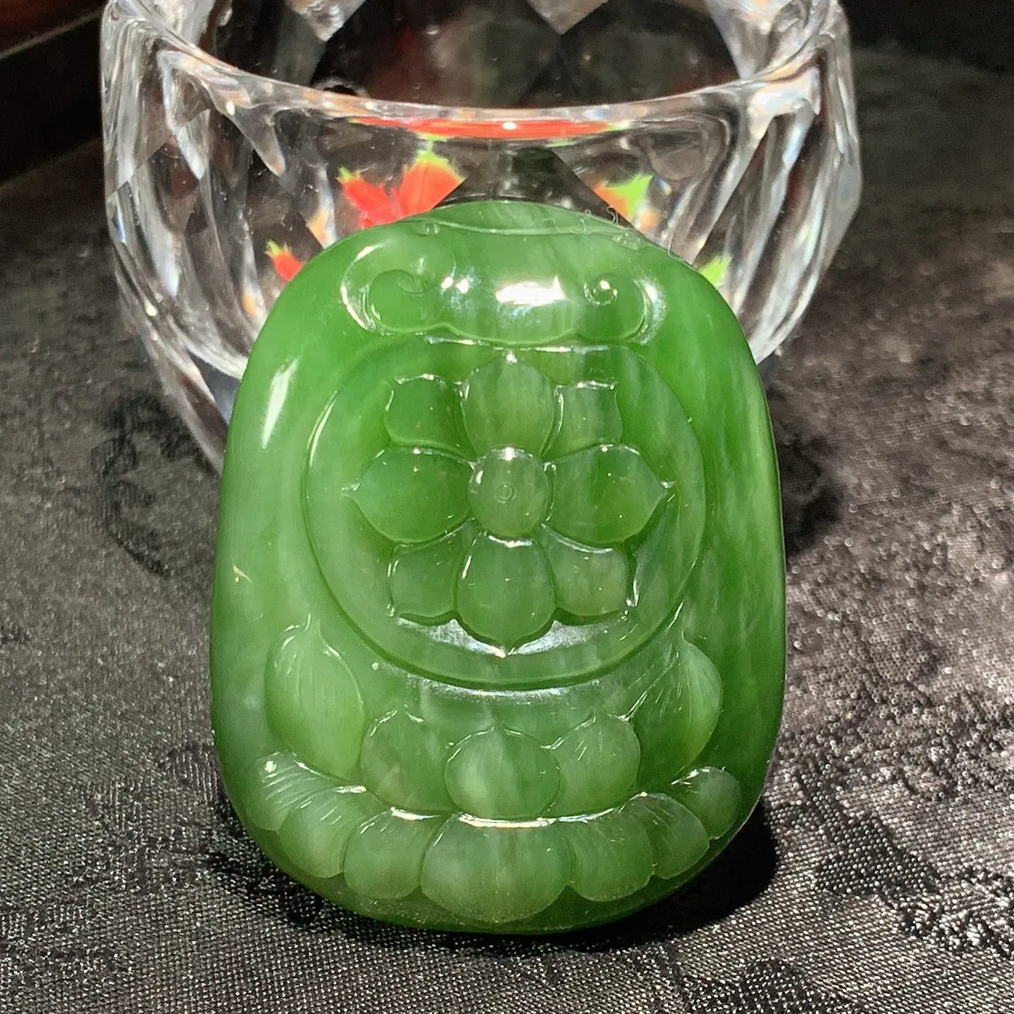 和田玉阳绿俄罗斯碧玉佛魔一念间挂件。尺寸50/39/18重66克。玉质细腻油润。手推出油。佩戴高端典雅。lt251128